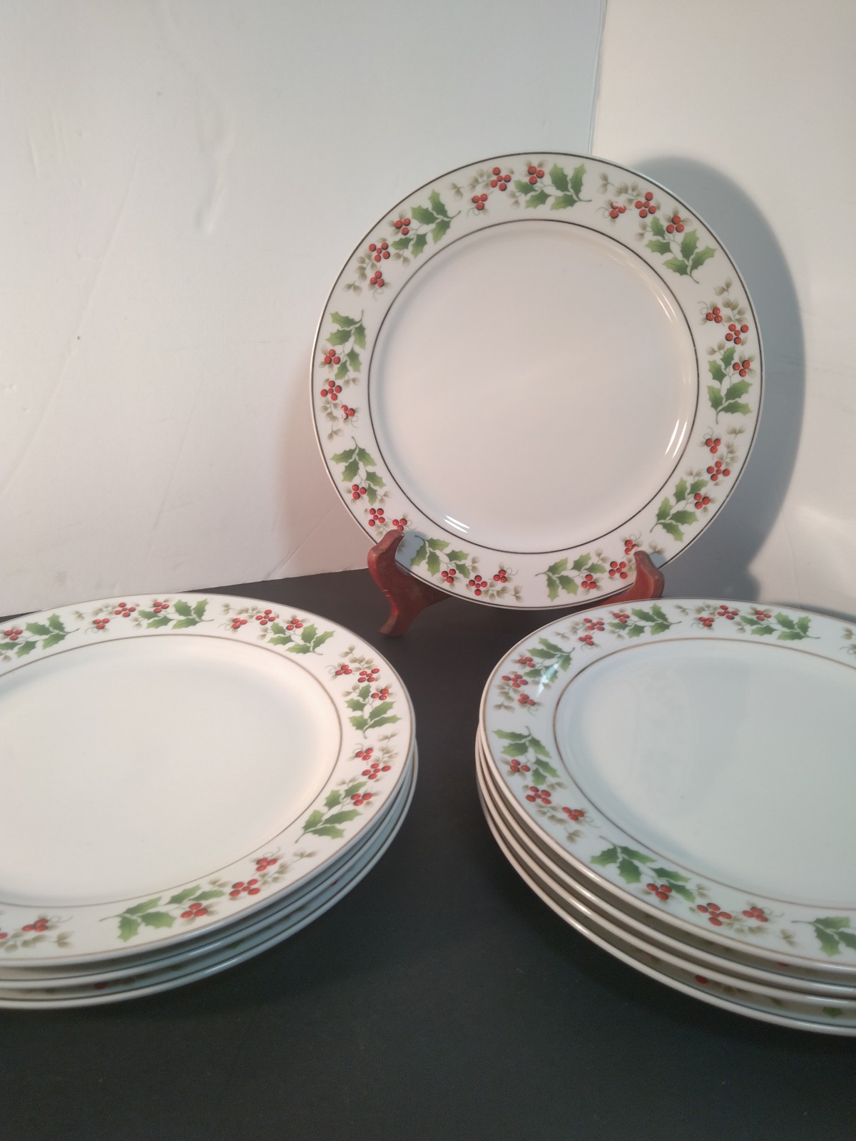 Royal Norfolk Holly Leaves And Berries 8 dinner plates