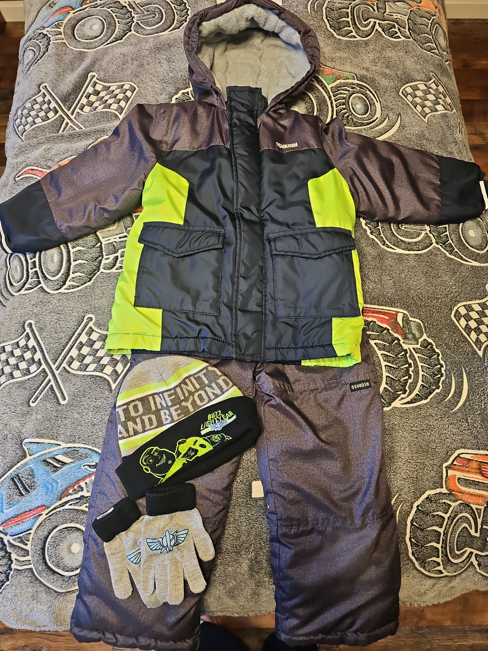 Boys winter/snow set size 5/6. Grey, dark blue, neon green