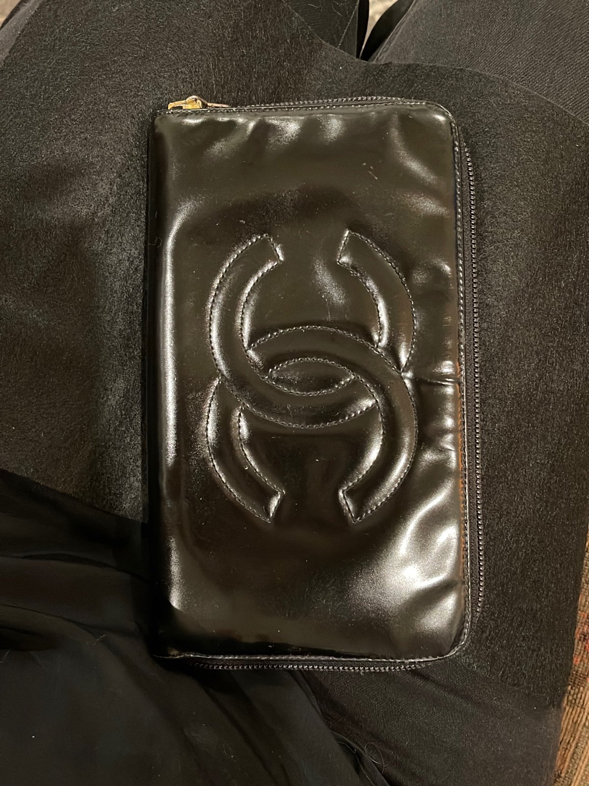 CHANEL CC PATENT LEATHER WALLET ON A CHAIN