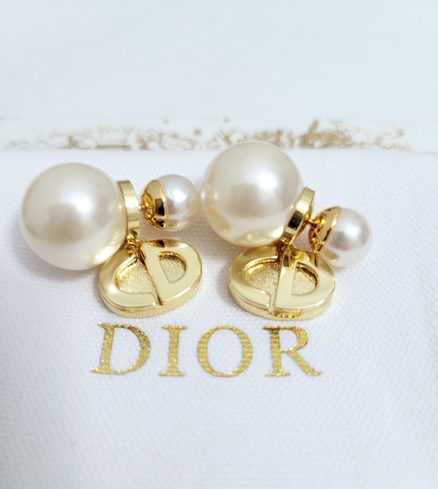 Gold pearls women's drop earrings