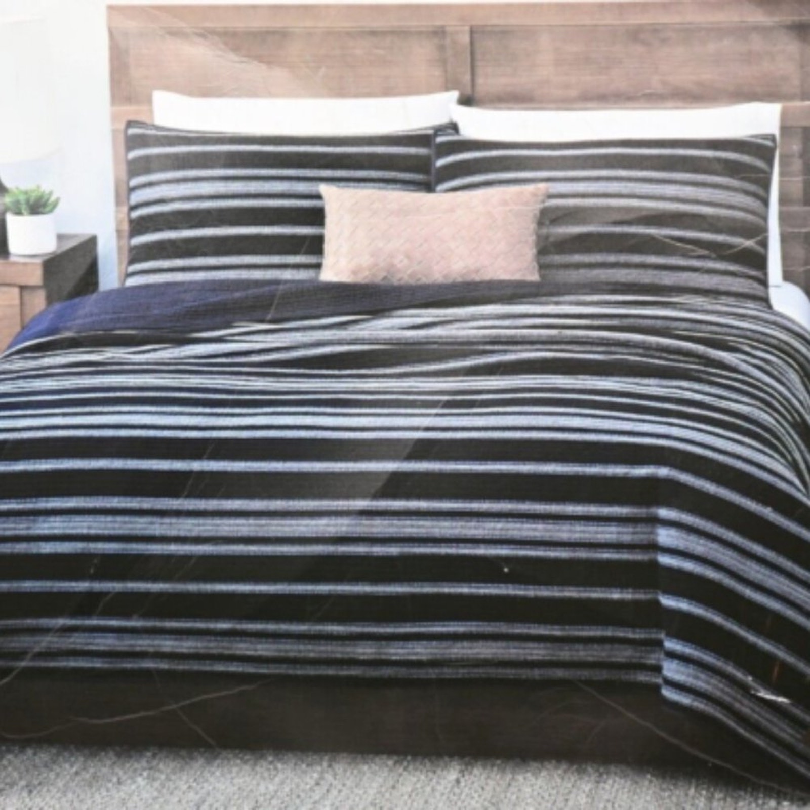 NWT Frye Luxurious King Quilt Set- 4 Piece