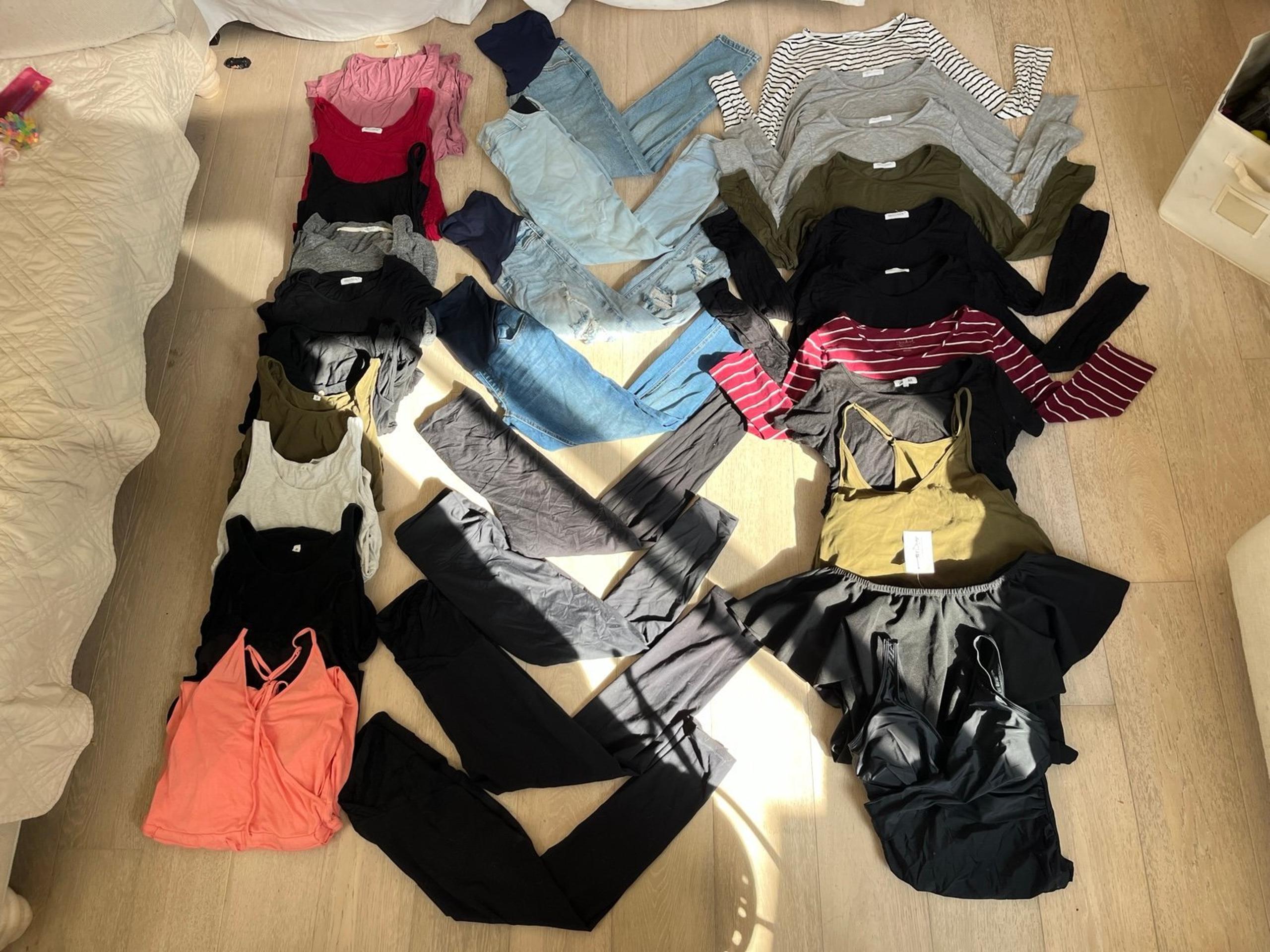 Women’s Bundle of 32 Pieces of Maternity Clothing sz S