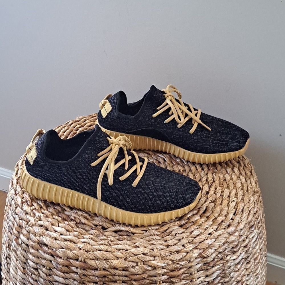 ADIDAS Yeezy Mens Black Knit/Gold Soles/Laces Low Top Athletic Sneakers Size 7