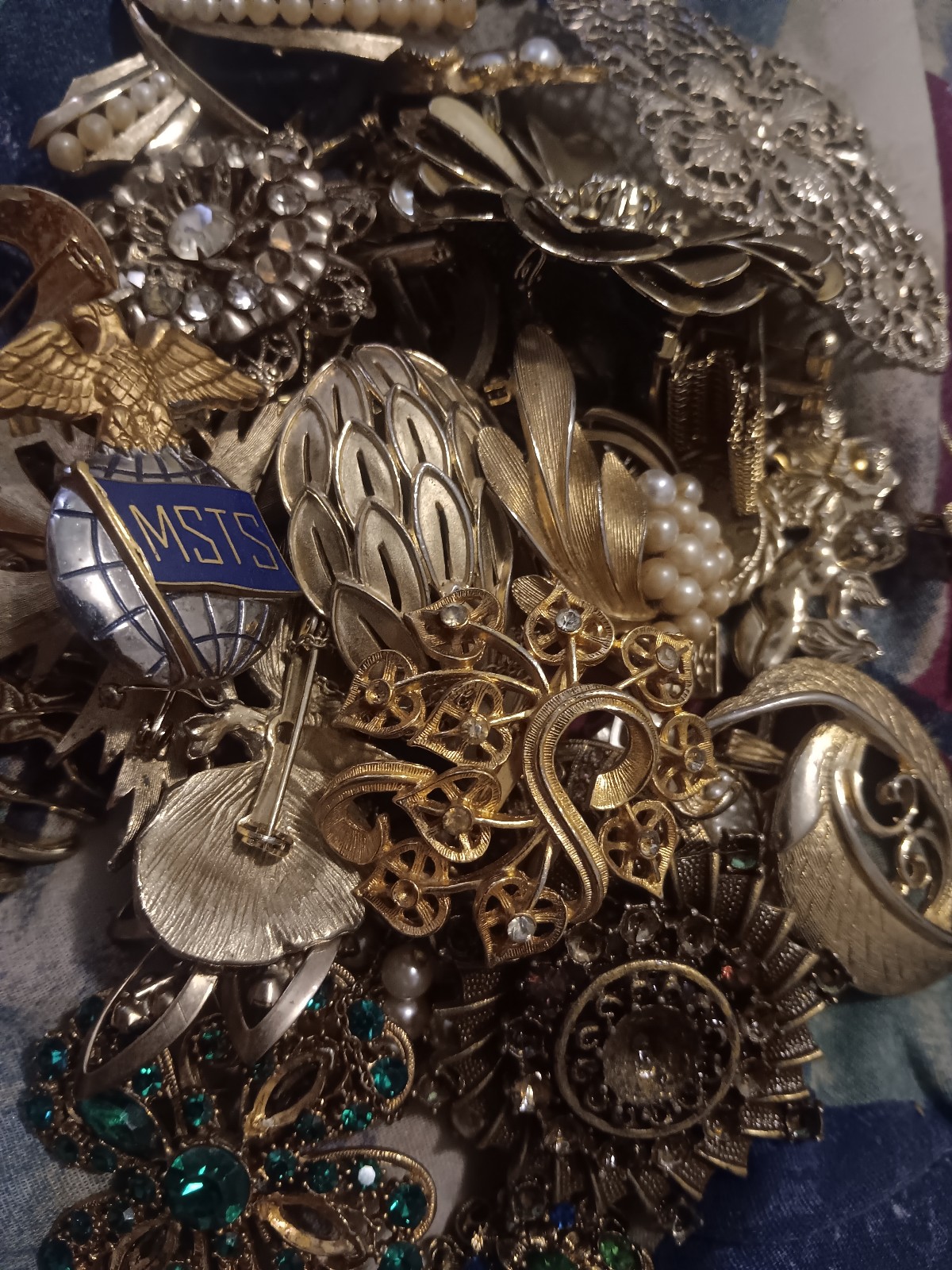 Gold tone 2 lb jewelry lot untested