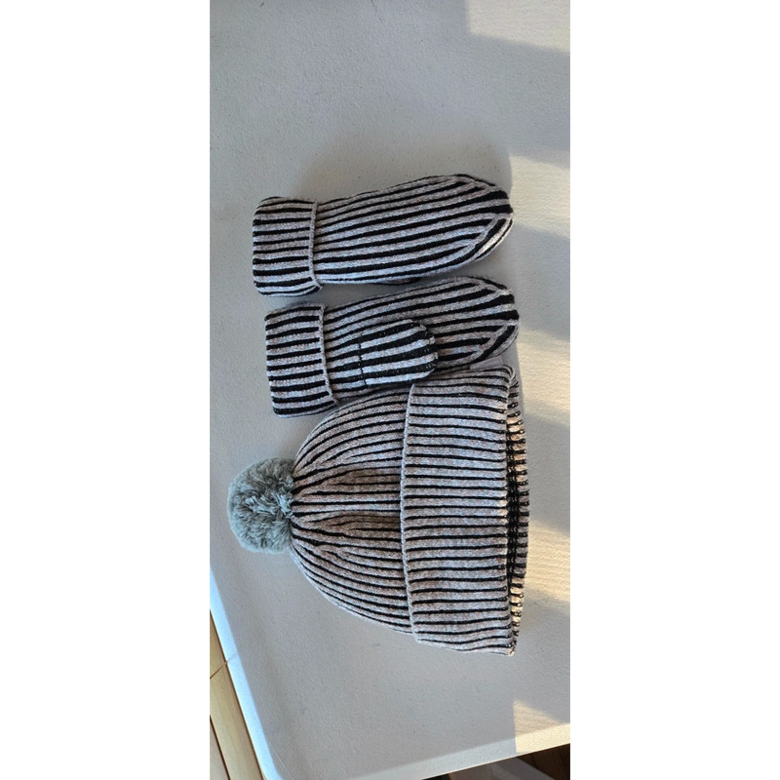 Lululemon hat mitten set