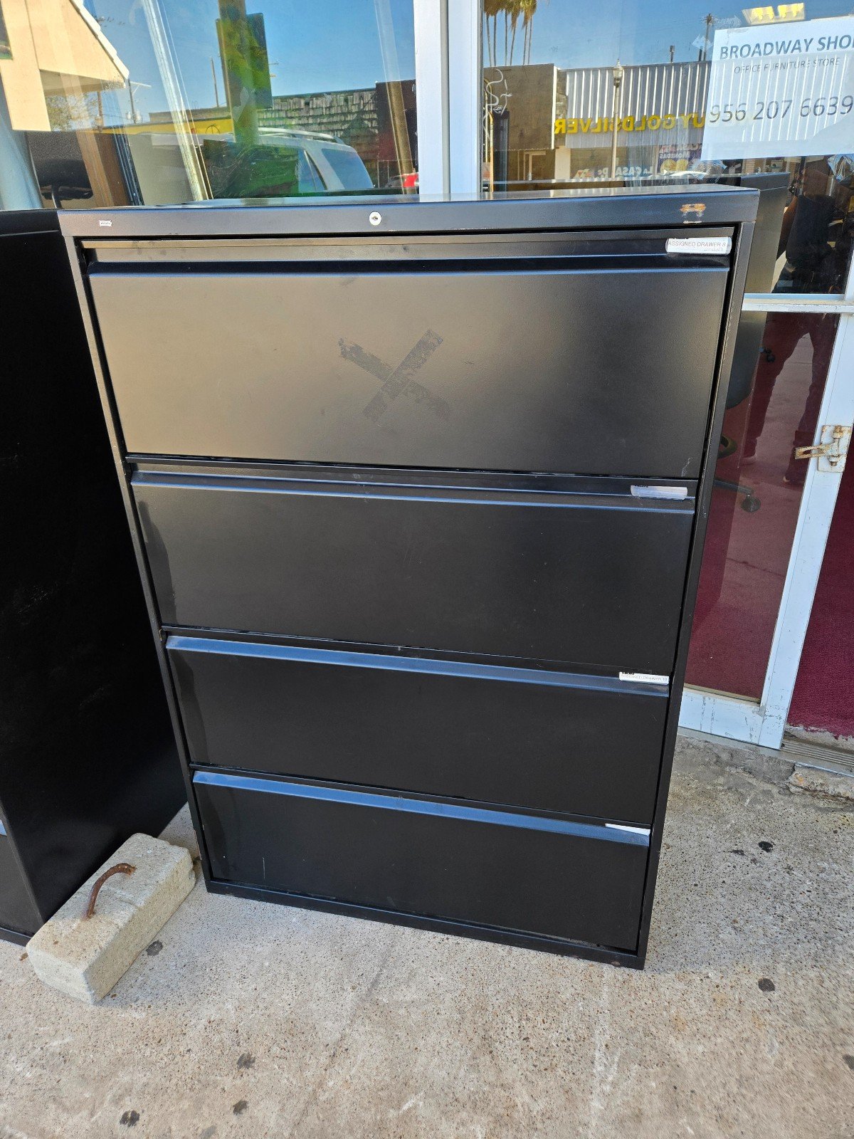 Filing cabinet lateral