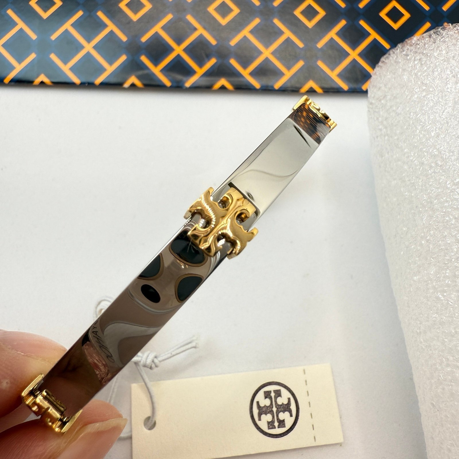 Tory Burch Classic Logo Hinge Bangle 168864 ブレスレット Tory Burch Classic Logo Hinge Bangle 168864 IN Tory Silver