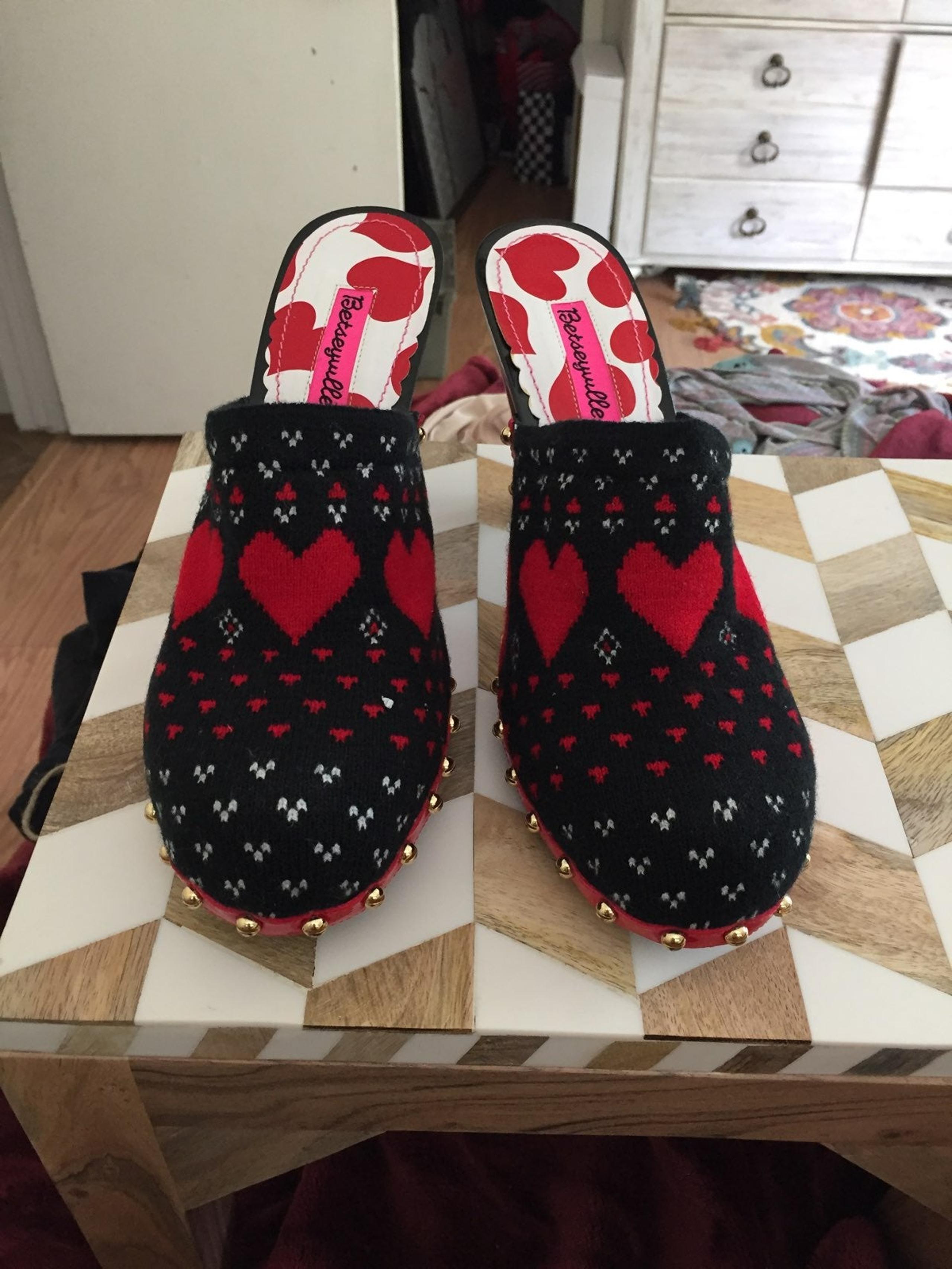 Betseyville “Leslie” Crochet Heart Clog