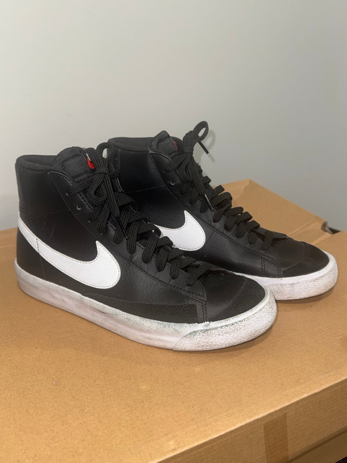 NIKE BLAZERS