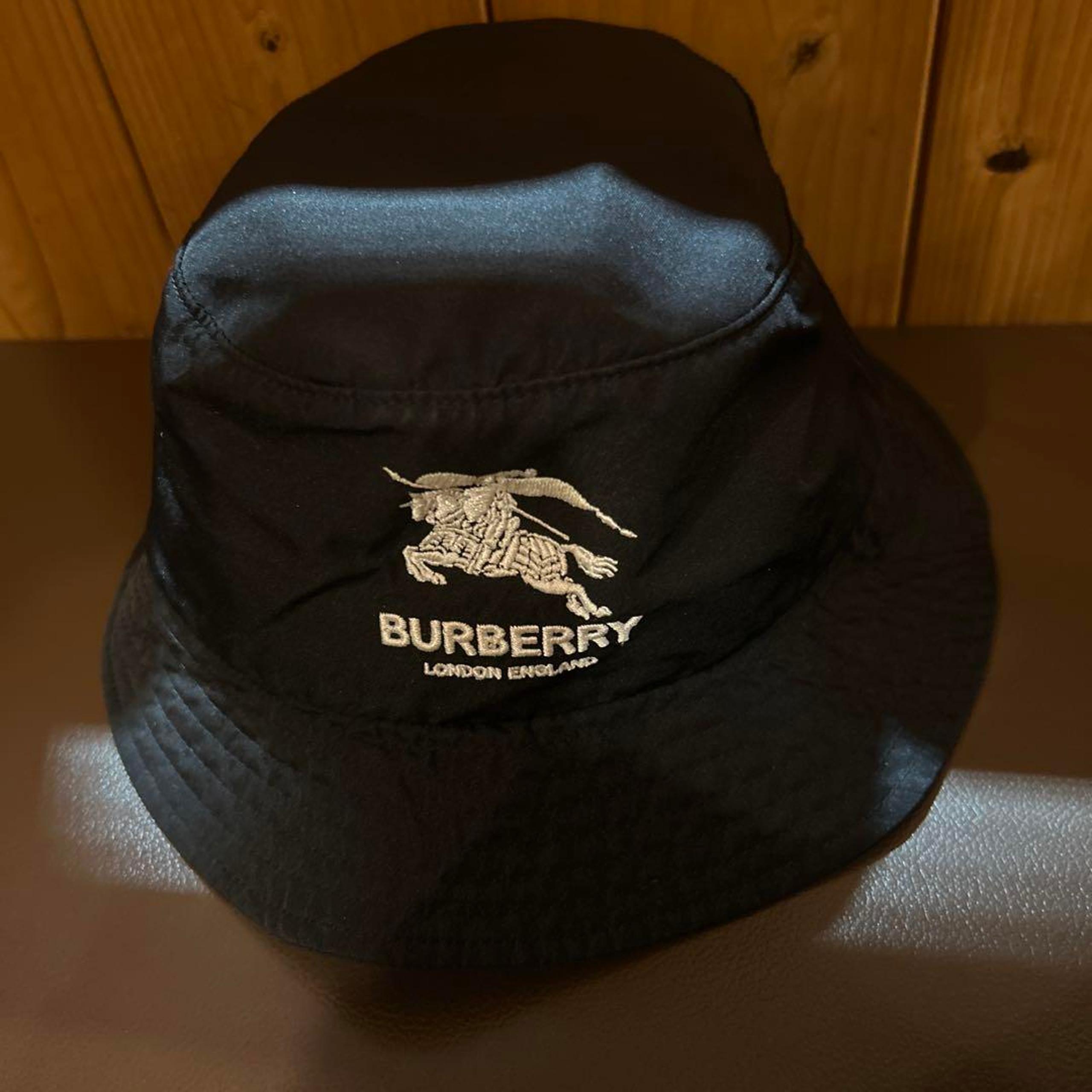 BURBERRY supreme bucket hat