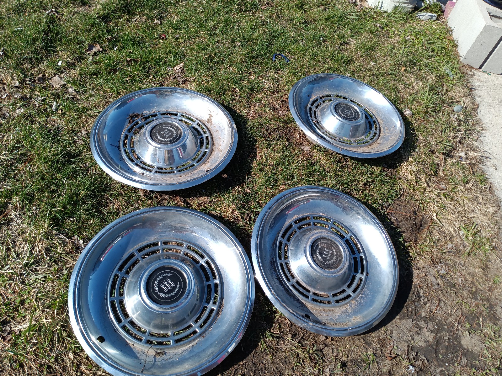 14 Ford & mercury hubcap set