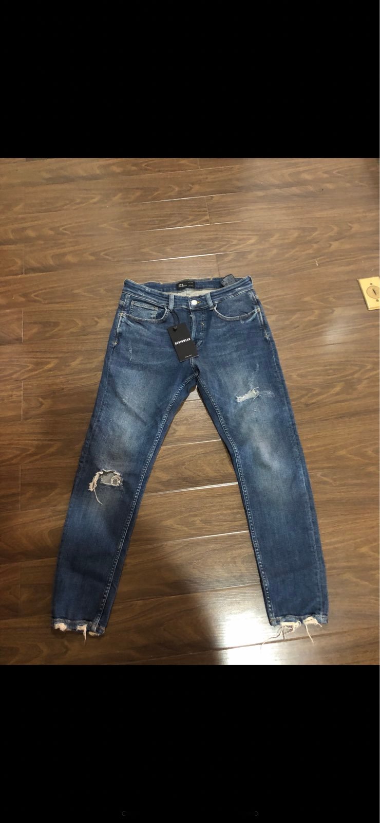 Zara men slim tapered depreesed Jeans( size 31)