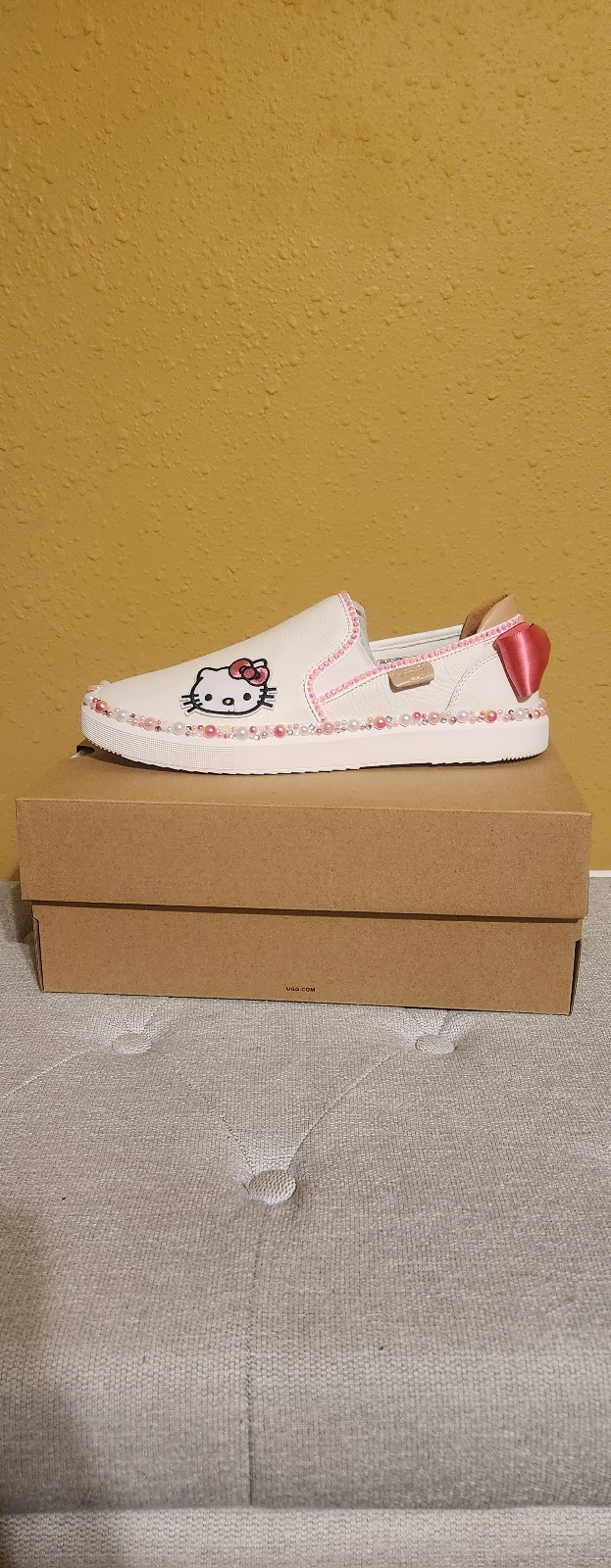 UGG HELLO KITTY ALAMEDA LIMITED EDITION