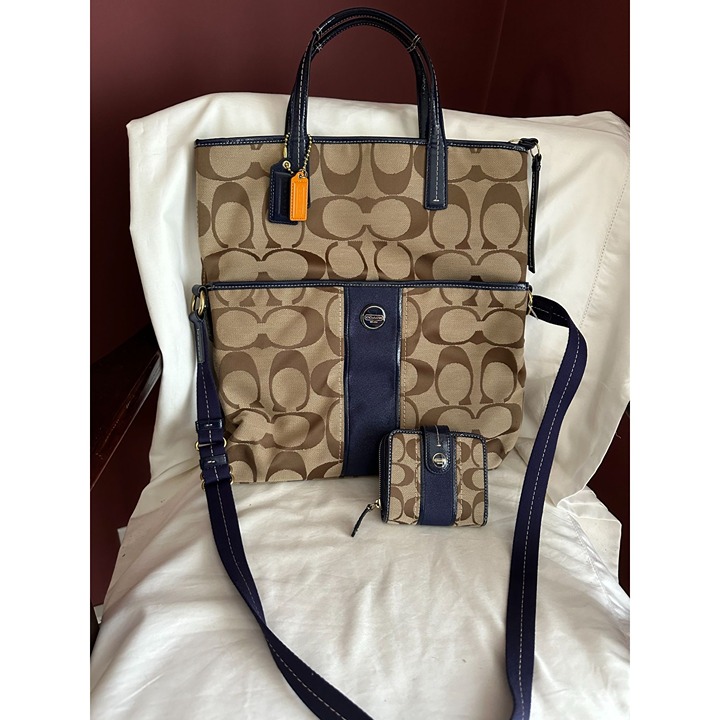 Crossbody Signature Foldover - Khaki/Navy F23304 Khaki/Navy Jacquard Tote 14 L x