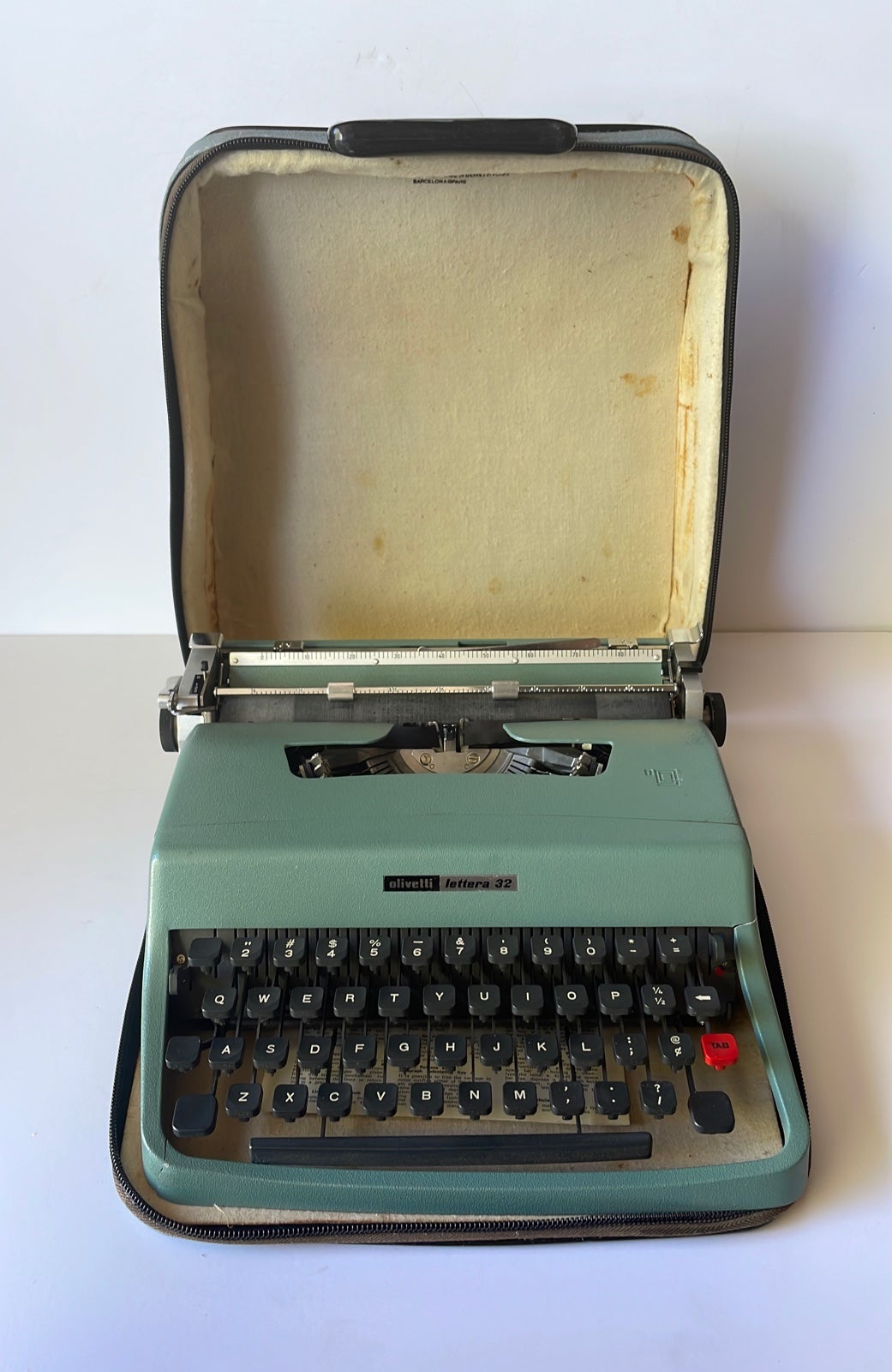 Olivetti Lettera 32 Vintage Typewriter