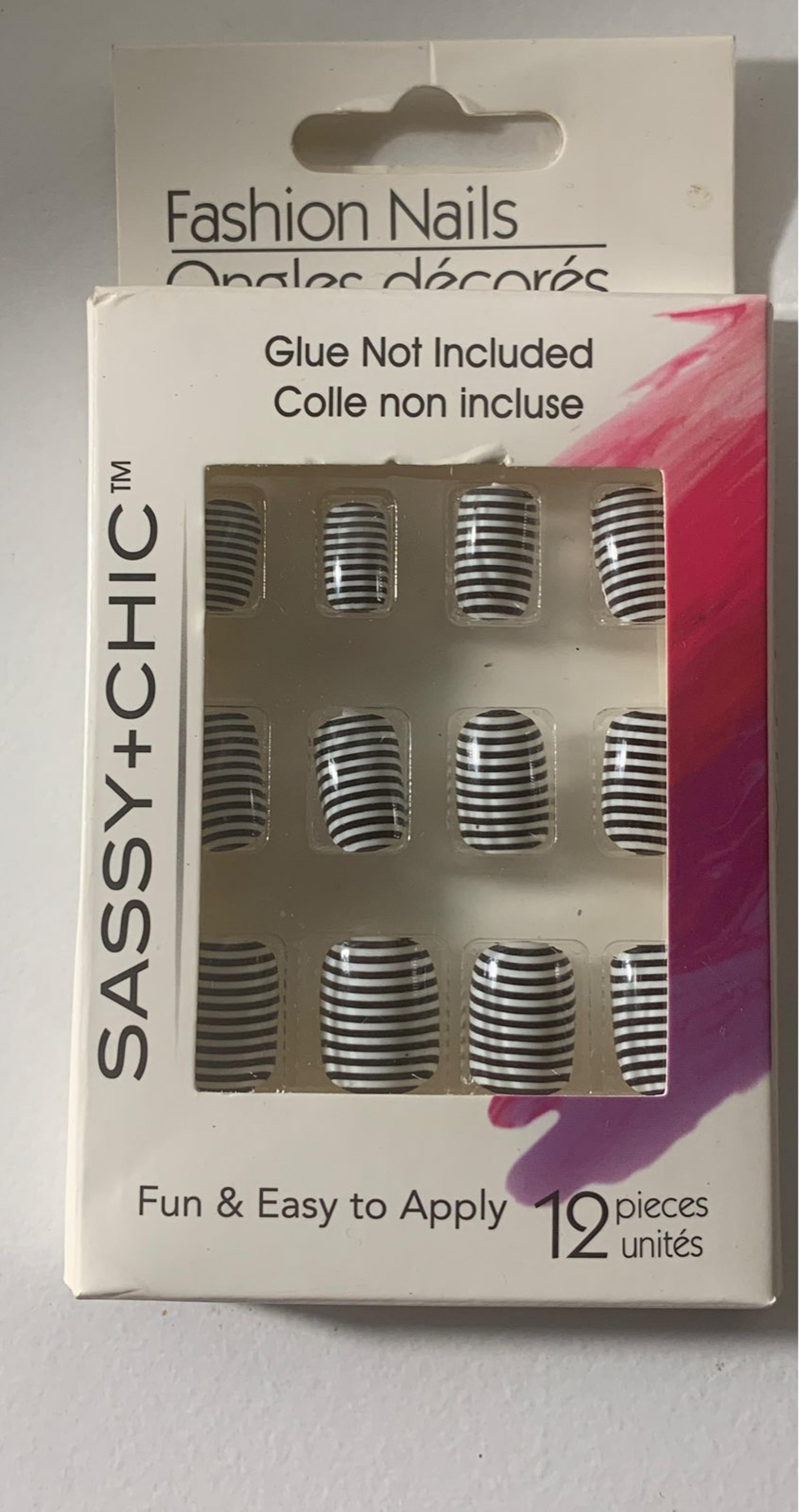 Black and White Striped Nails (Glue on)