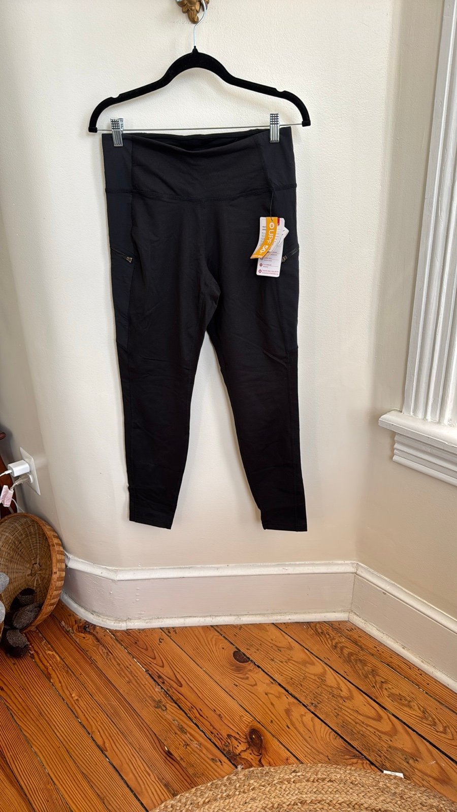 Sherpa Kaplana tight with Zipper Pockets. Rip stop sides