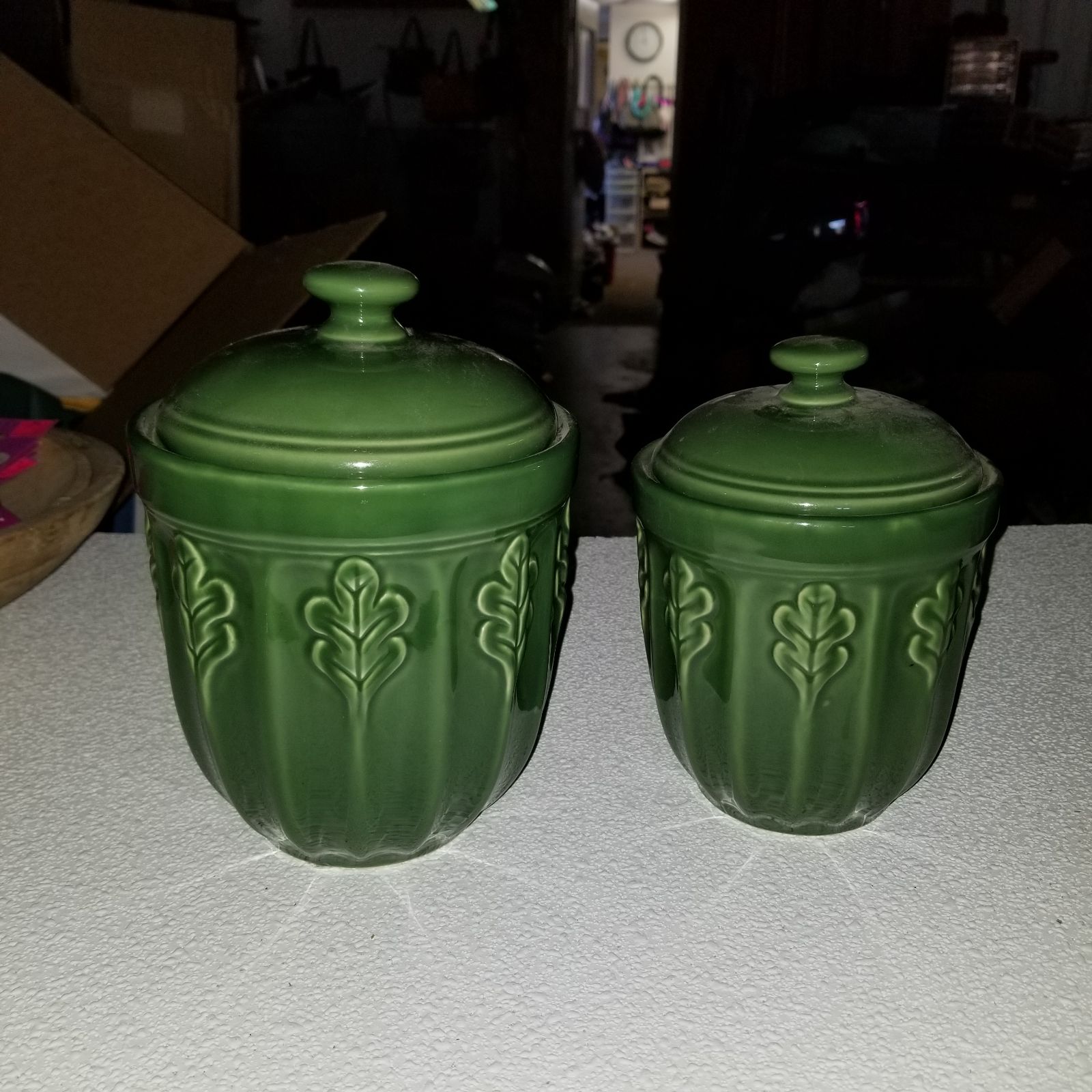 FURIO Vintage Oak Leaf Embossed Home Pot