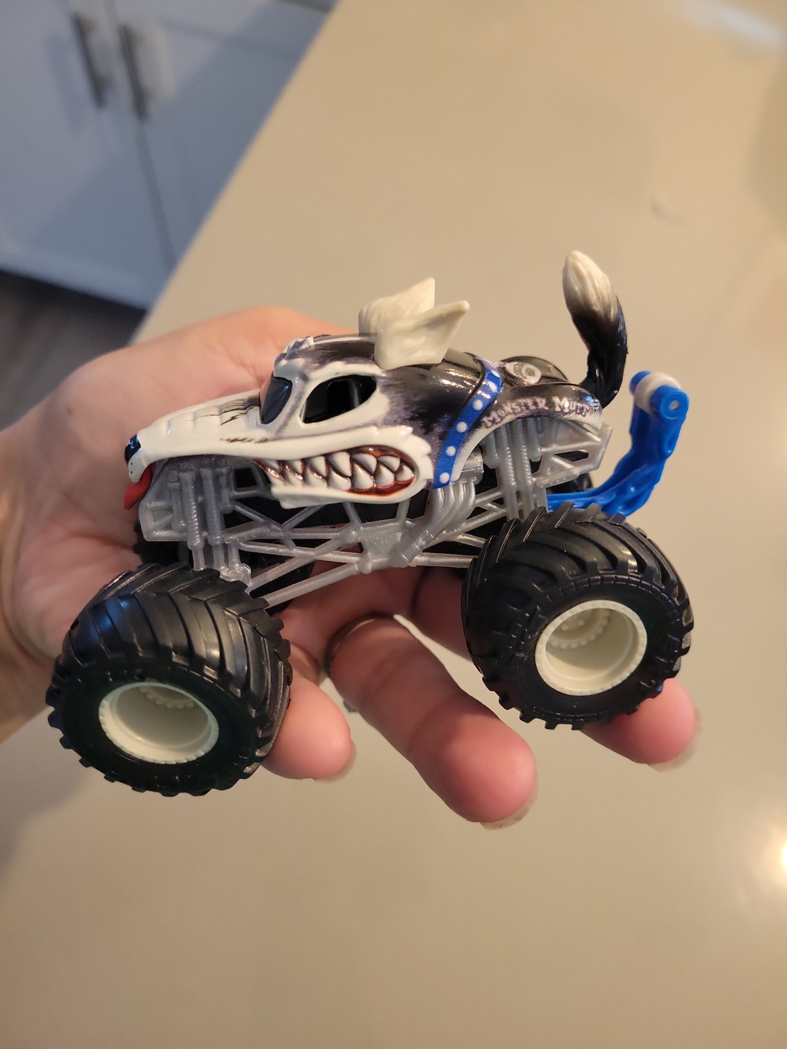 Monster Mutt Husky, Monster Jam Monster Truck, 1/64 Scale