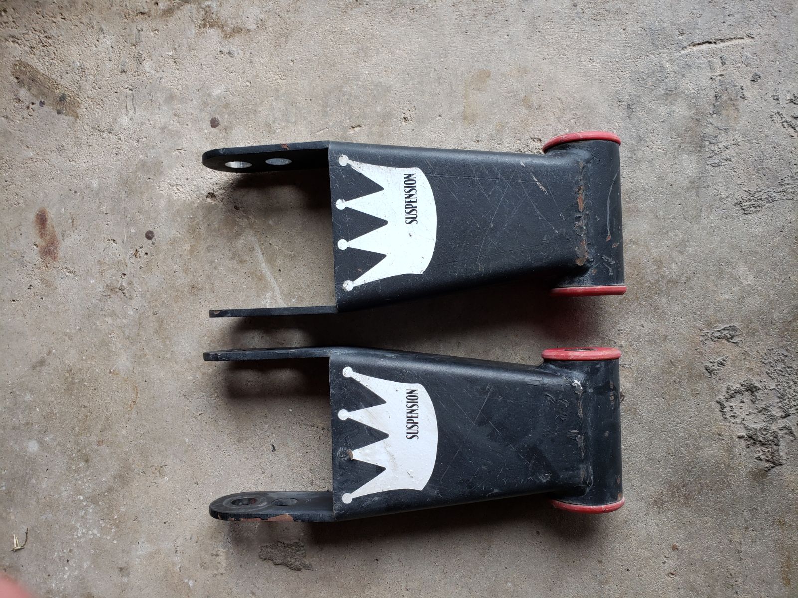 Crown suspension lowering shackles