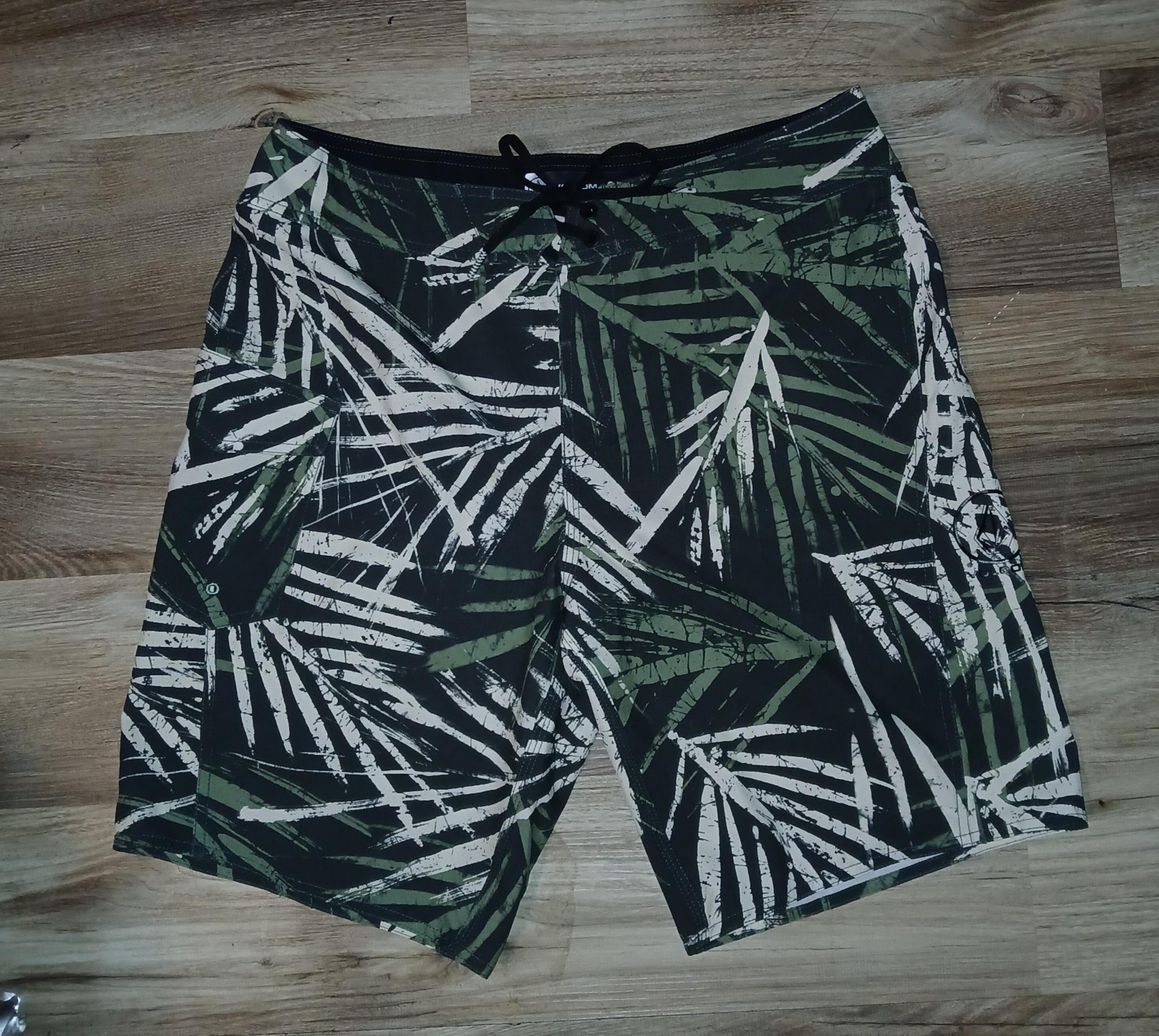 Volcom Men's Size 32 Green and White Leaves Pullstring Board Shorts