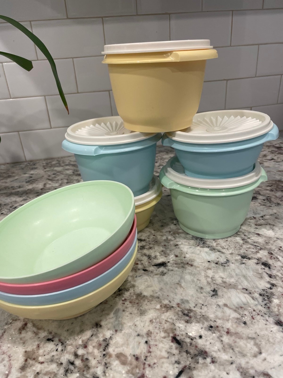 Tupperware lots of 5 bowl with lids plus 4 bowl without lid