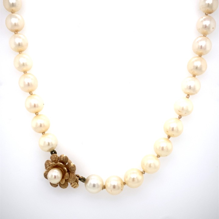 Pearl Necklace with Flower Clasp in 14 Karat Gold
