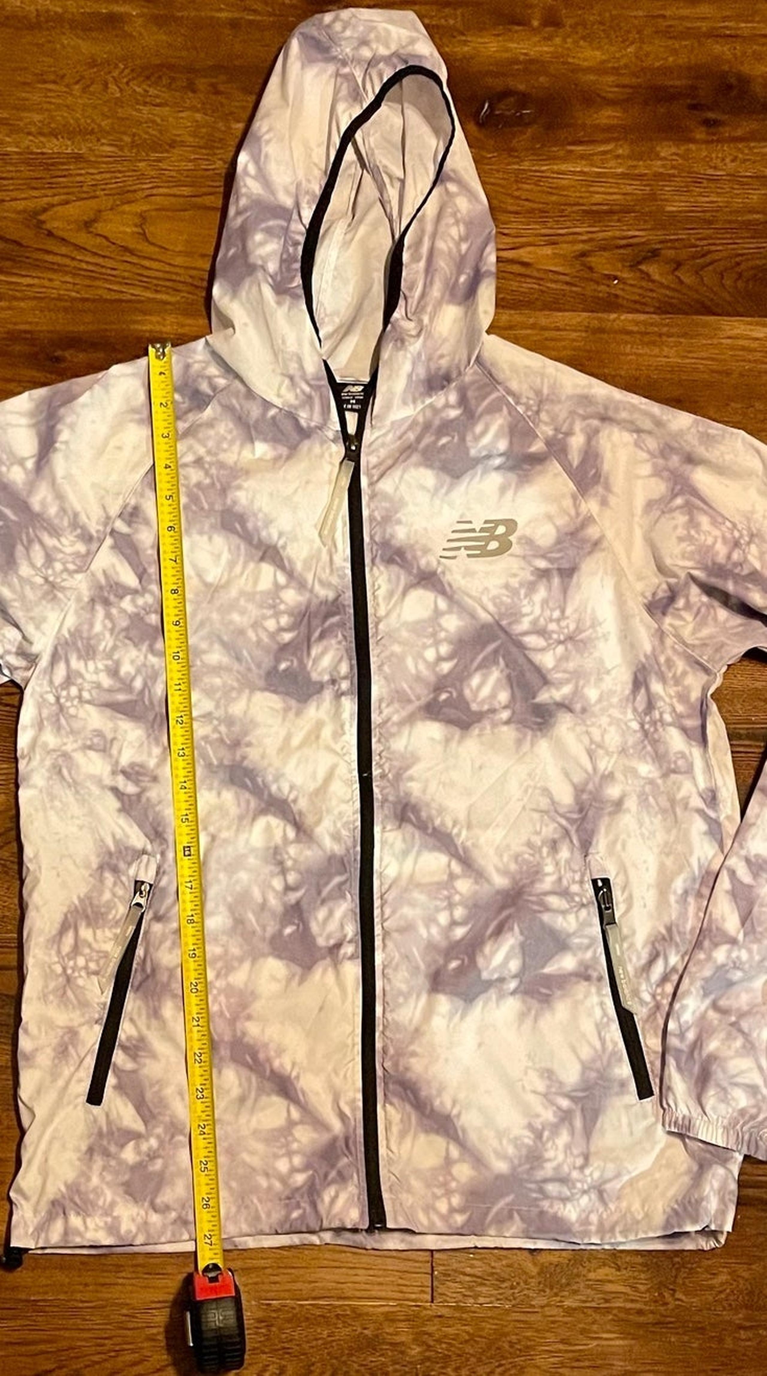 New Balance reflective running windbreaker jacket. Men’s Medium. NWOT.