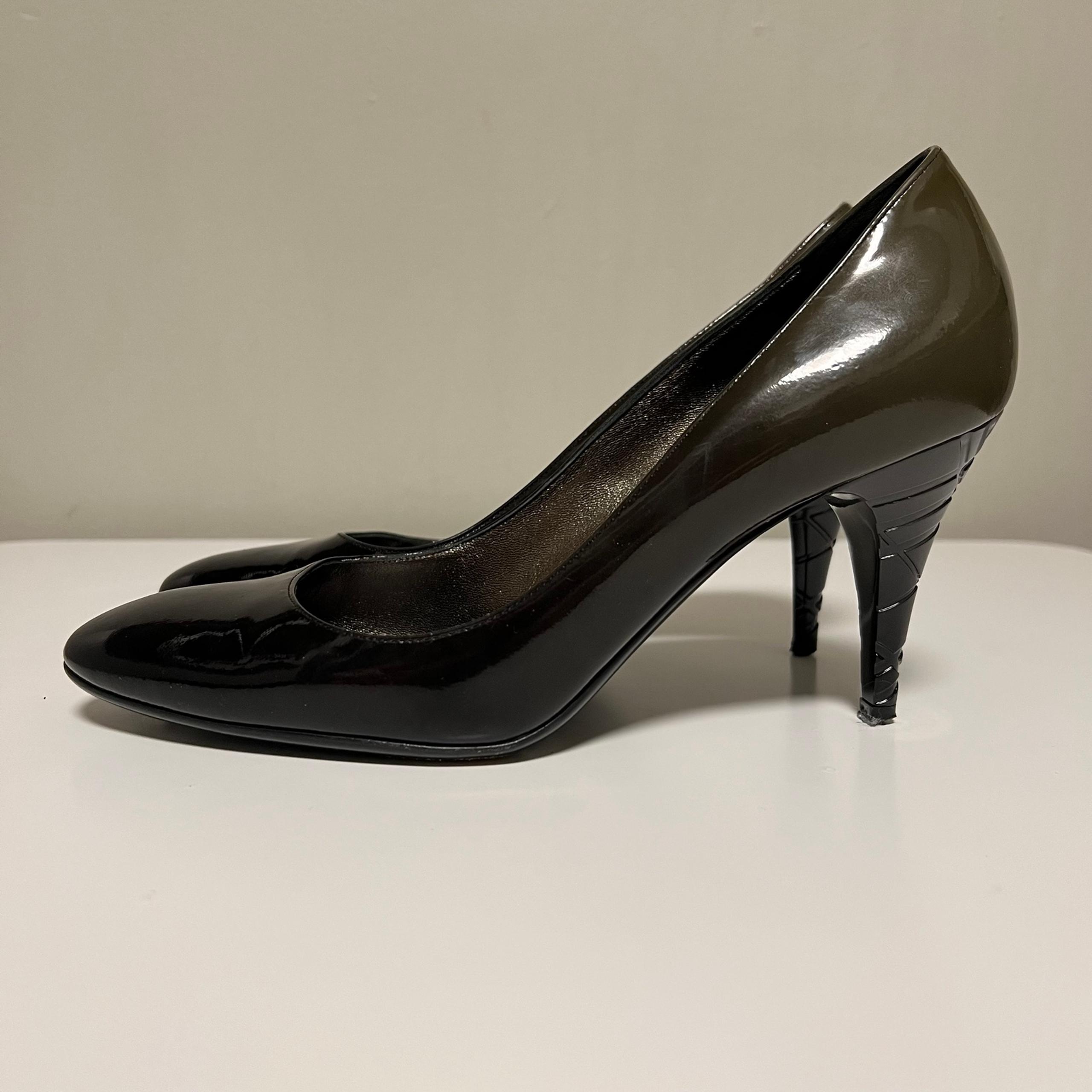 Burberry Black Patent Leather Round Toe Pumps Heels 38.5 US 8.5