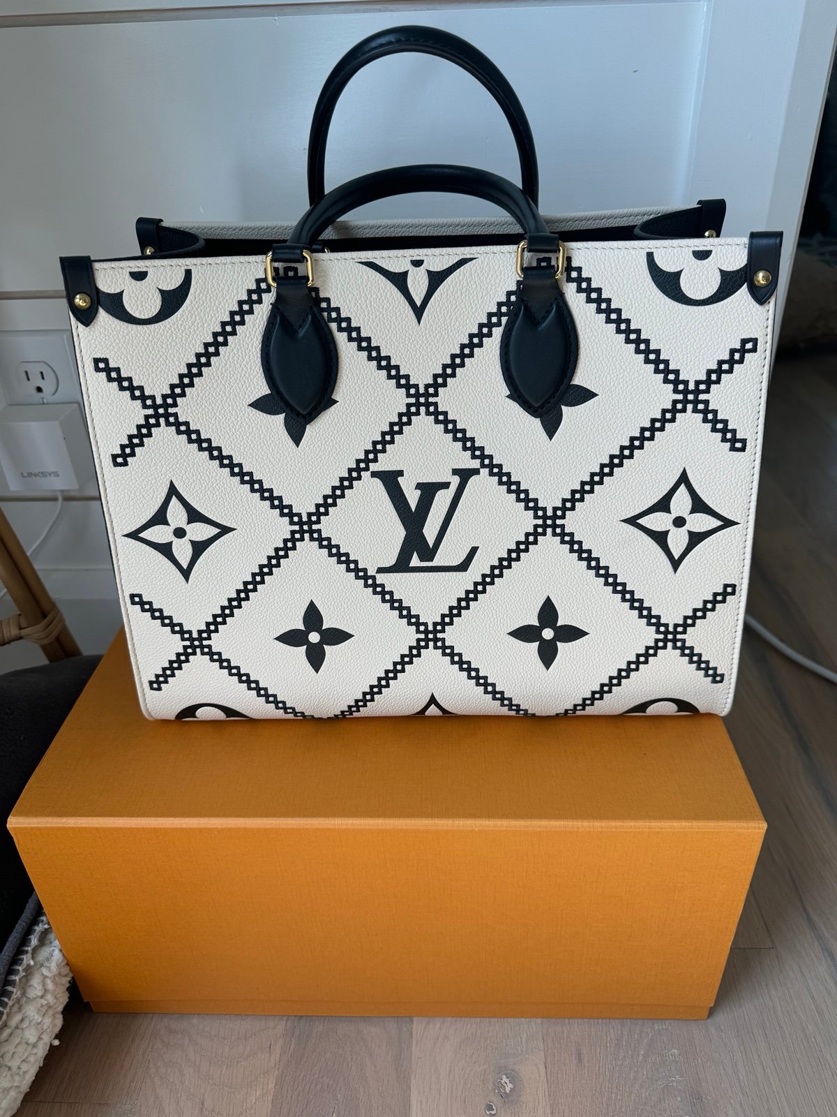 Louis Vuitton on the go tote mm
