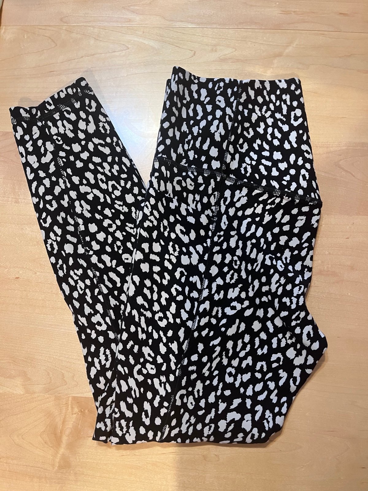 Athleta Salutation Stash Pocket II Size S Womens Black Cheetah Printed Leggings