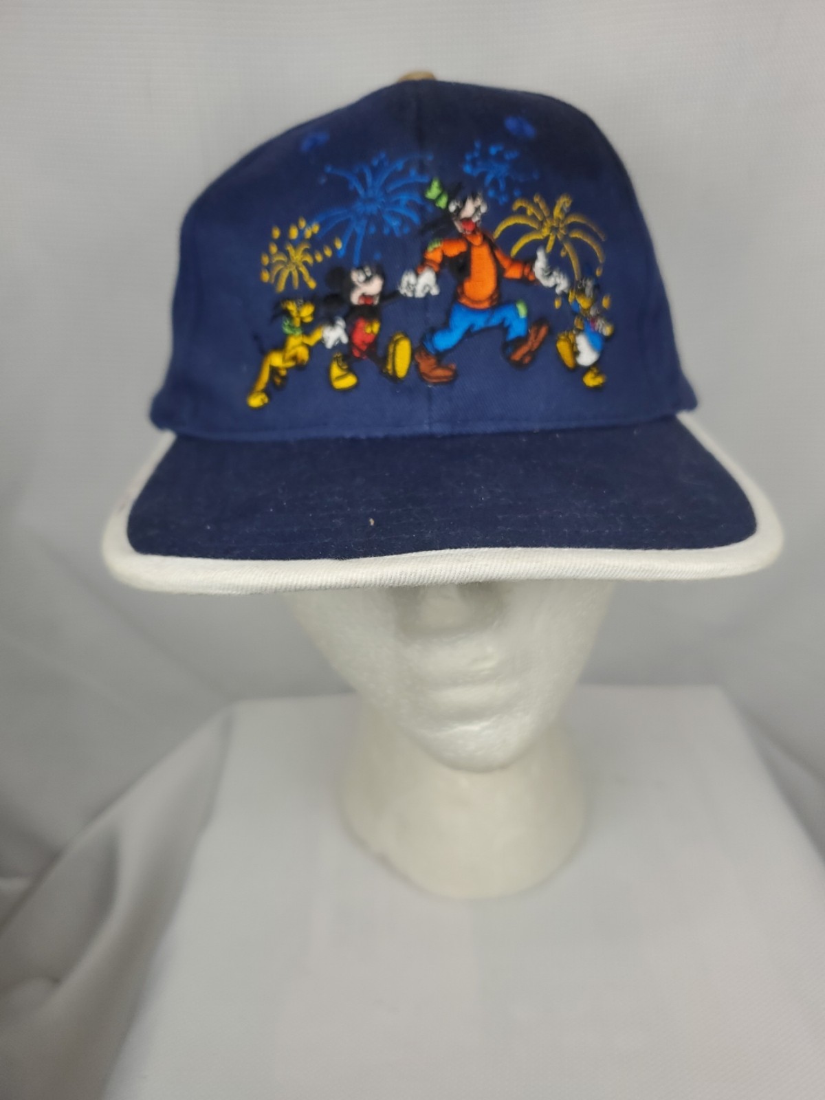 *Limited edition* VTG Disney 2000 Magic Kingdom Mickey & Friends Strapback Hat