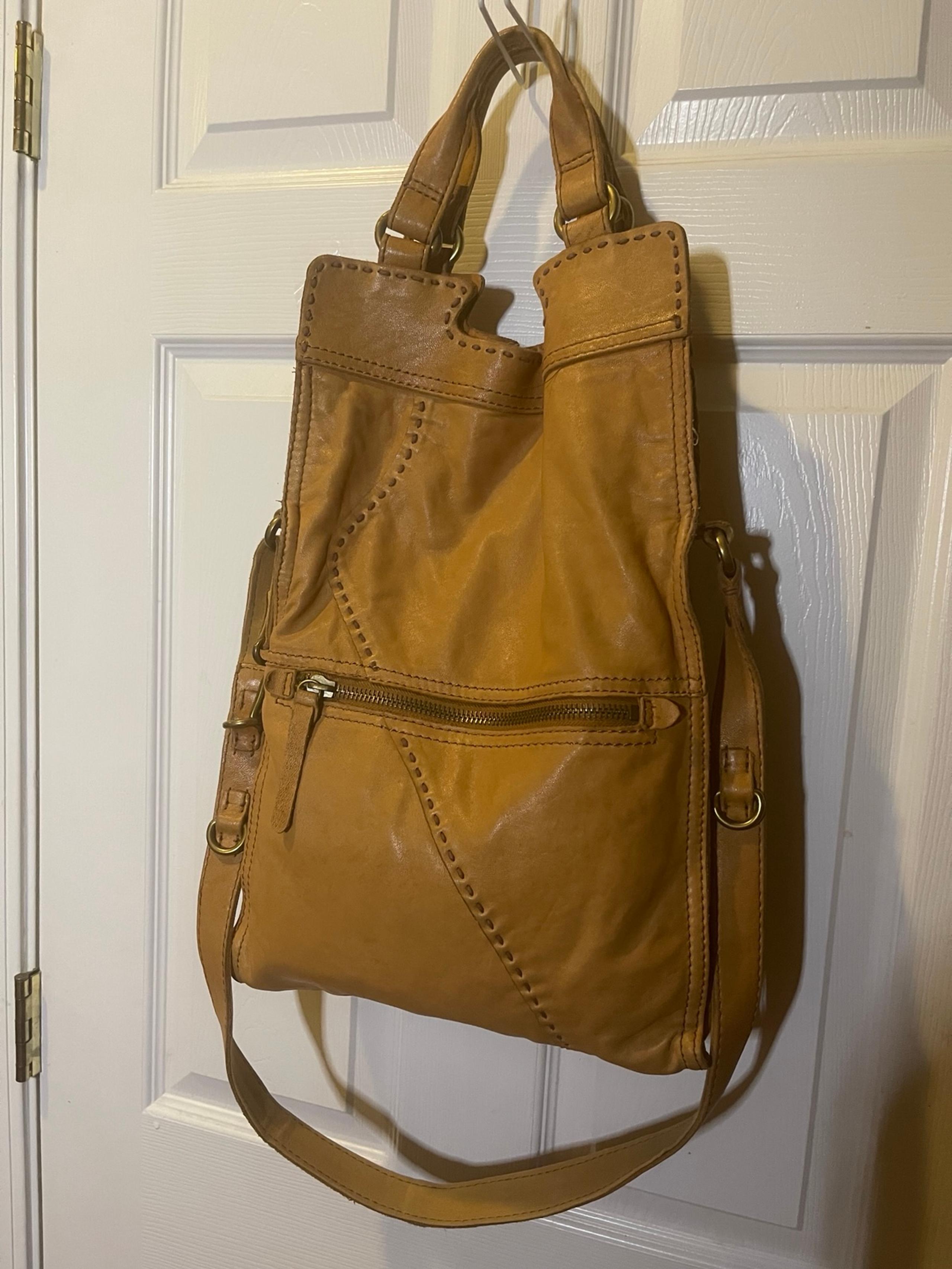 Stylish and versatile tan leather bag perfect for any occasion. Features a sleek