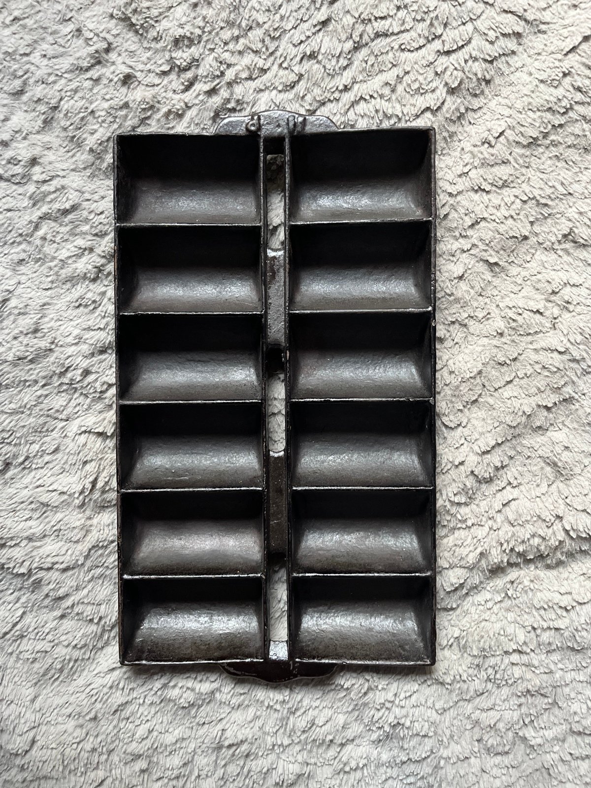 Gate marked cast iron french roll pan