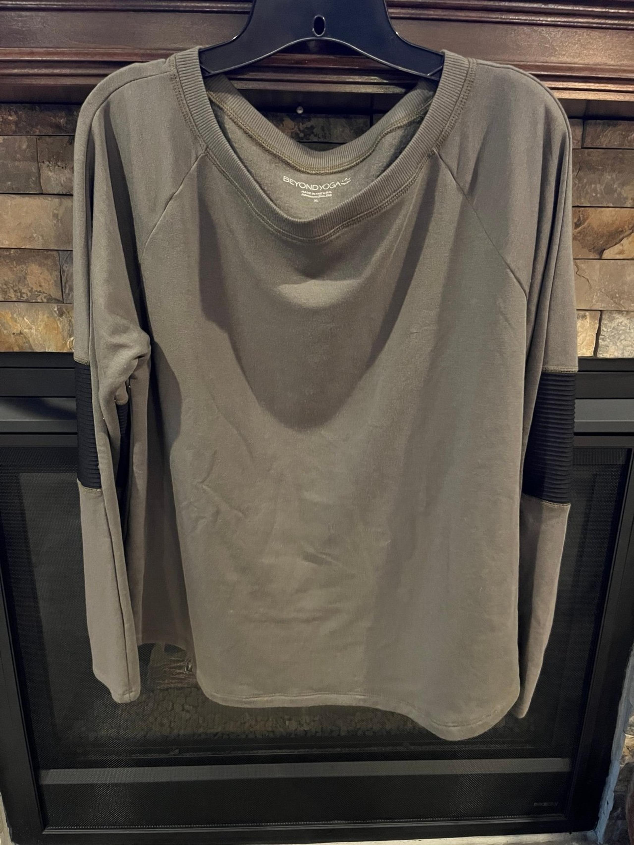 Beyond Yoga Women’s Olive Green Sweatshirt XL