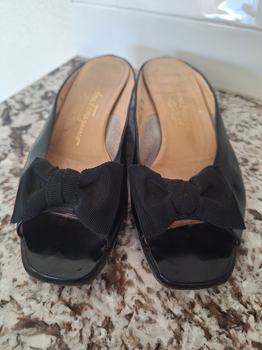 SALVATORE FERRAGAMO Boutique Patent Leather Bow Sandals Size 8