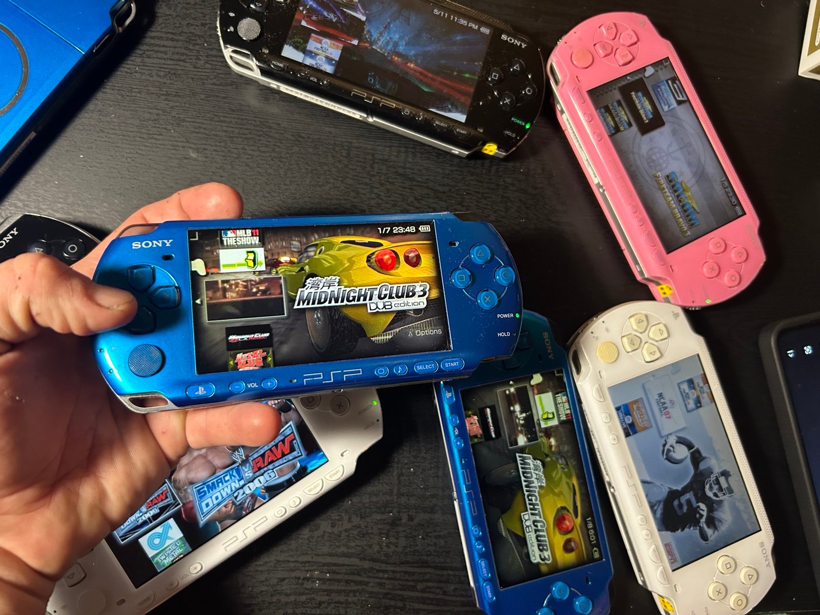 PSP Sony COMES WITH EVERYTHING U NEED AND MORE