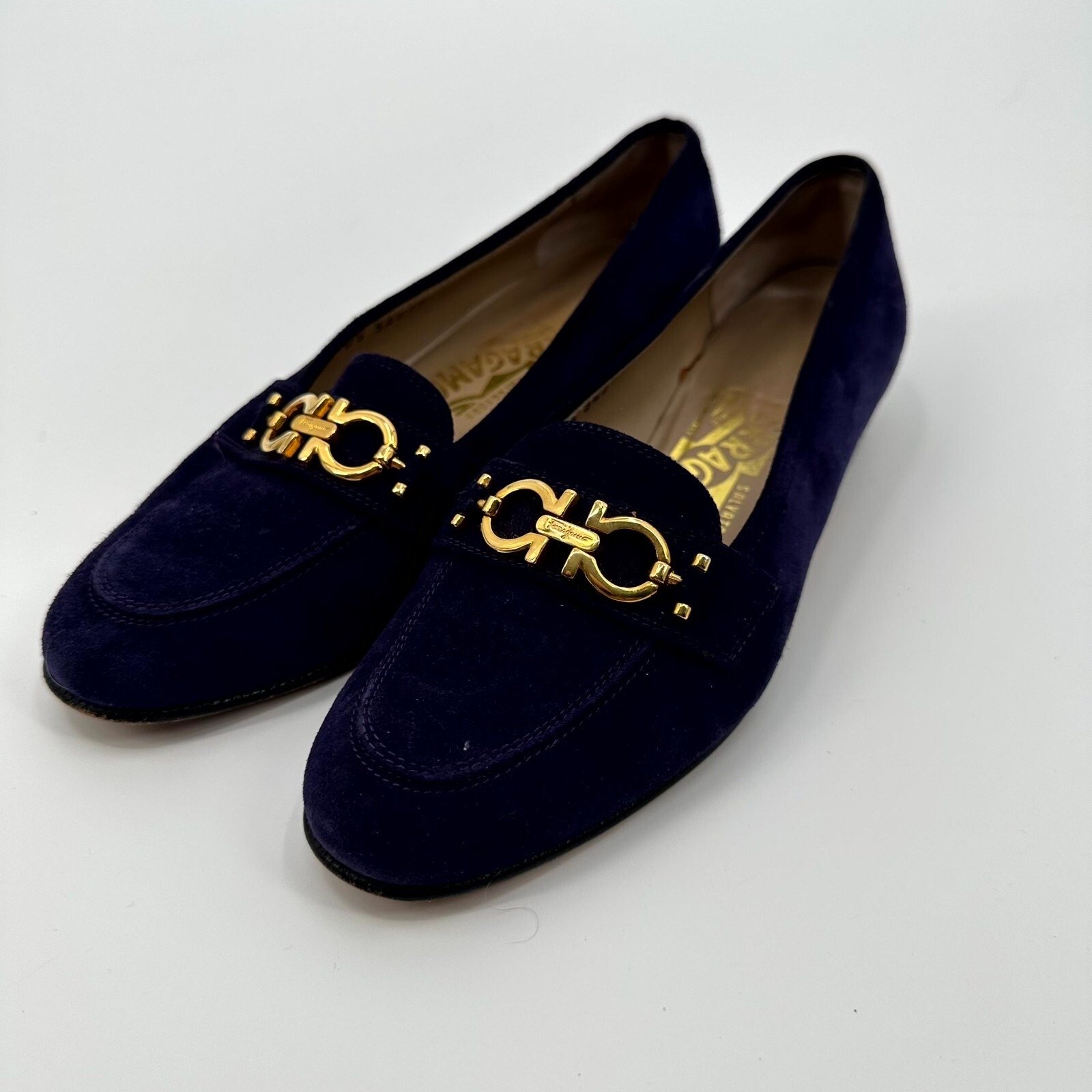 Salvatore Ferragamo Gancini Pumps Women's Size 6B Purple Suede Gold Logo Comfort