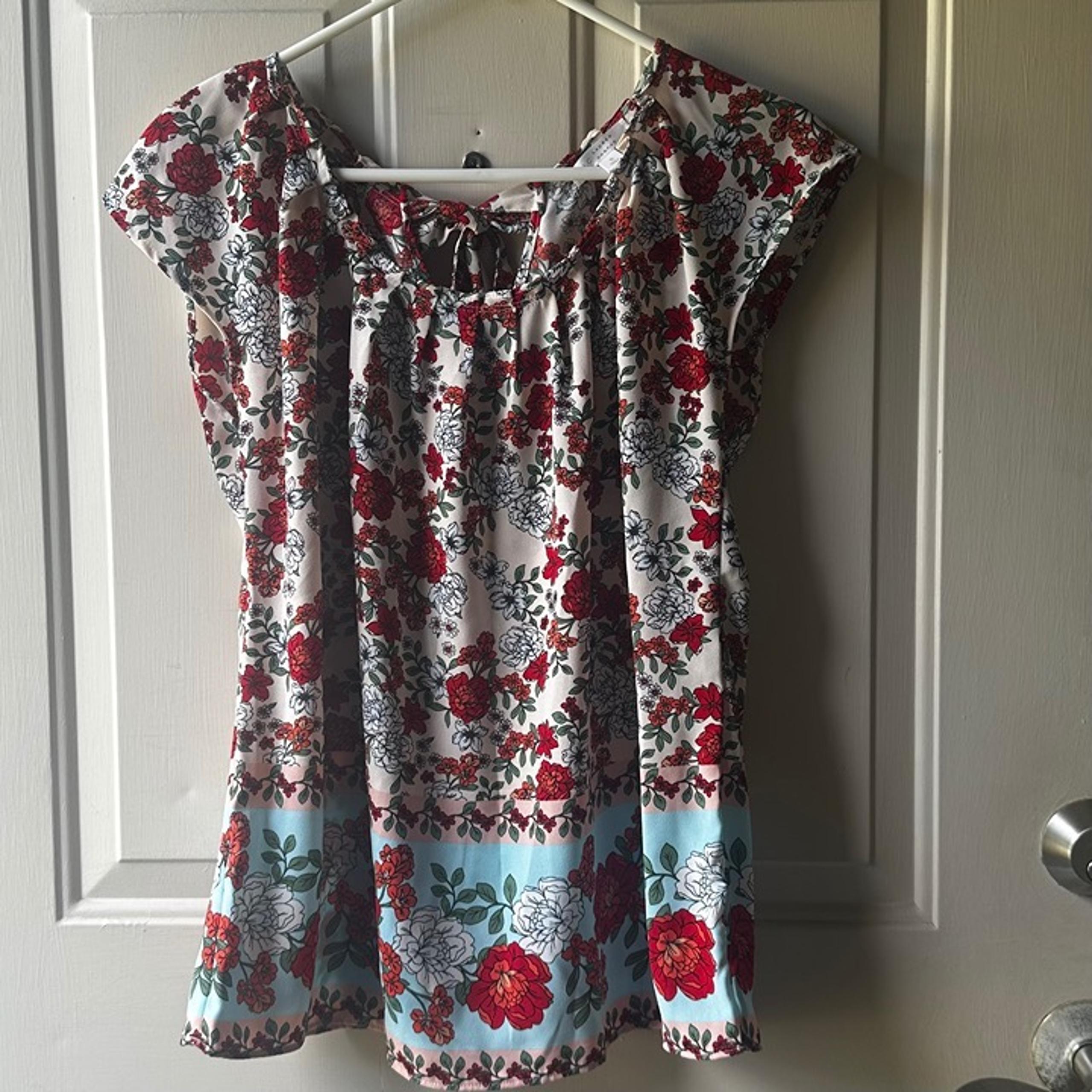 Women's LC Lauren Conrad Blouse printed with multicolored flowers. Size S.