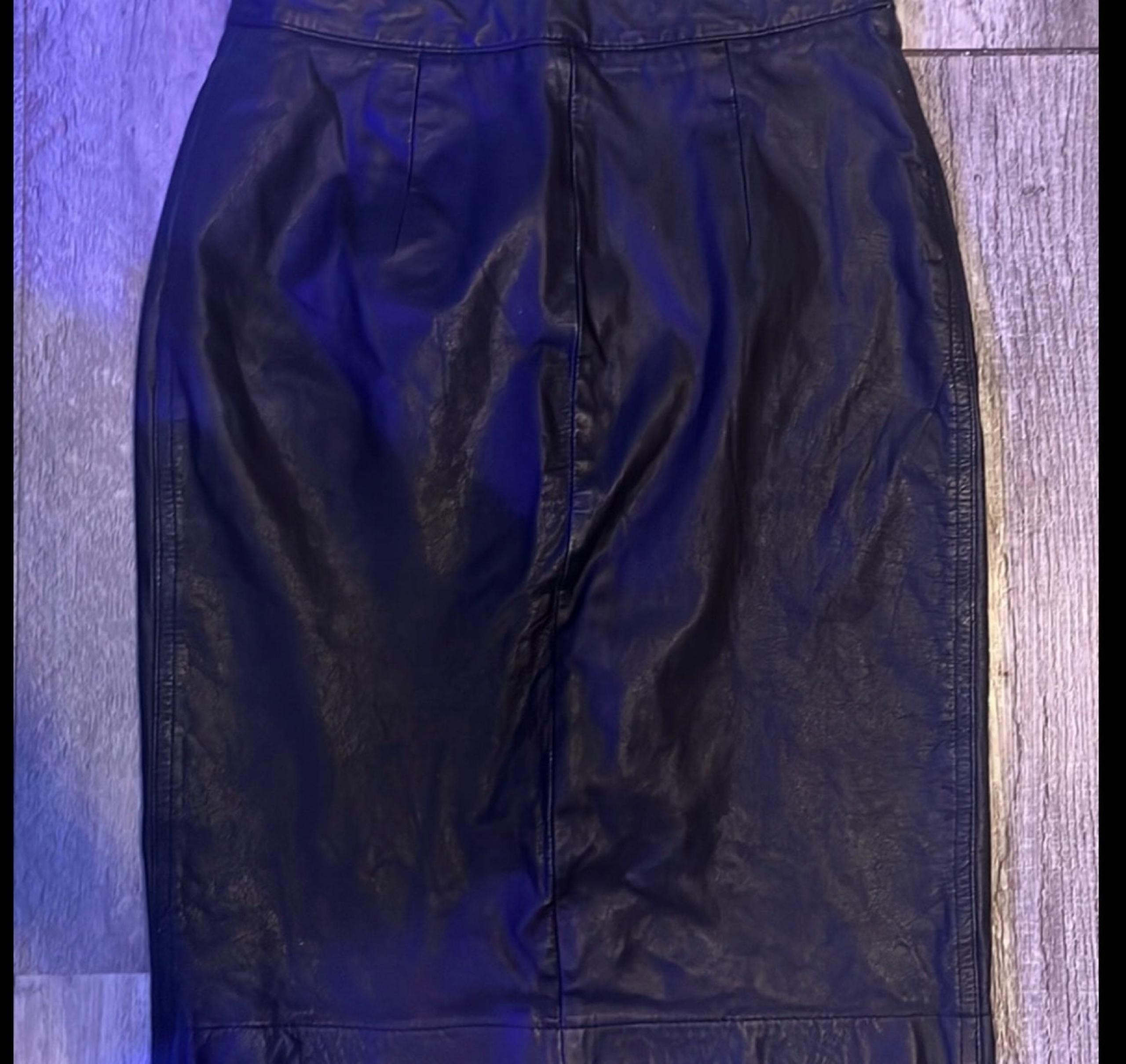 Womens black Bermans Vintage size 6 Real Leather tailored pencil skirt
