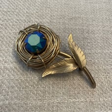 Vintage Blue AB Rhinestone Flower Brooch Gold Tone Wire Rose Pin Floral MCM