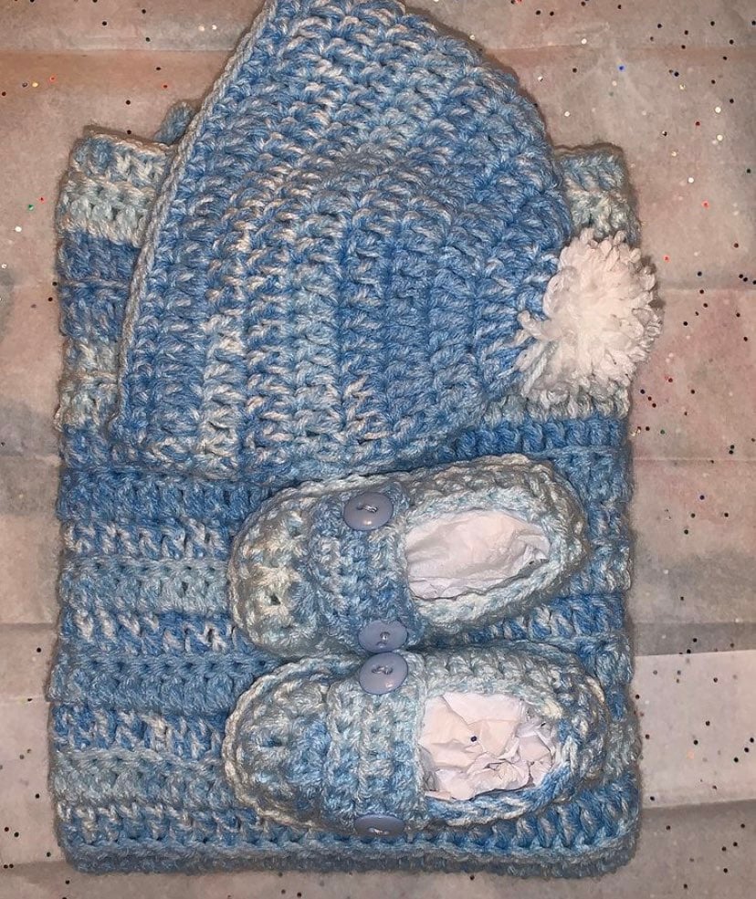 Fresada de bebe con su zapaitos y gorro
