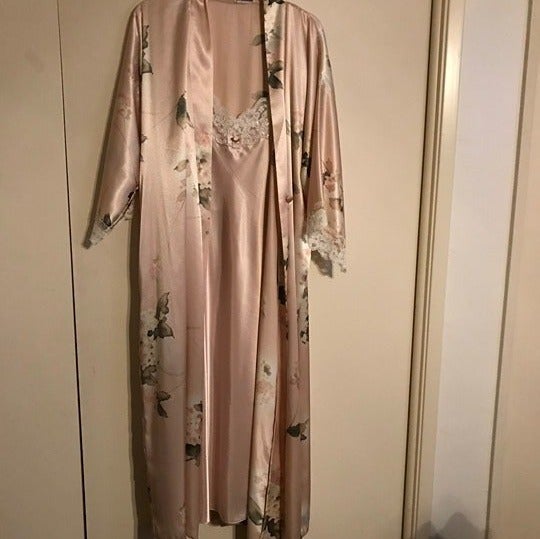 Women's nightgown and robe
