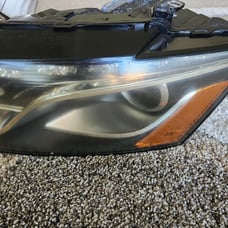 2009 Audi Q5 driver headlight