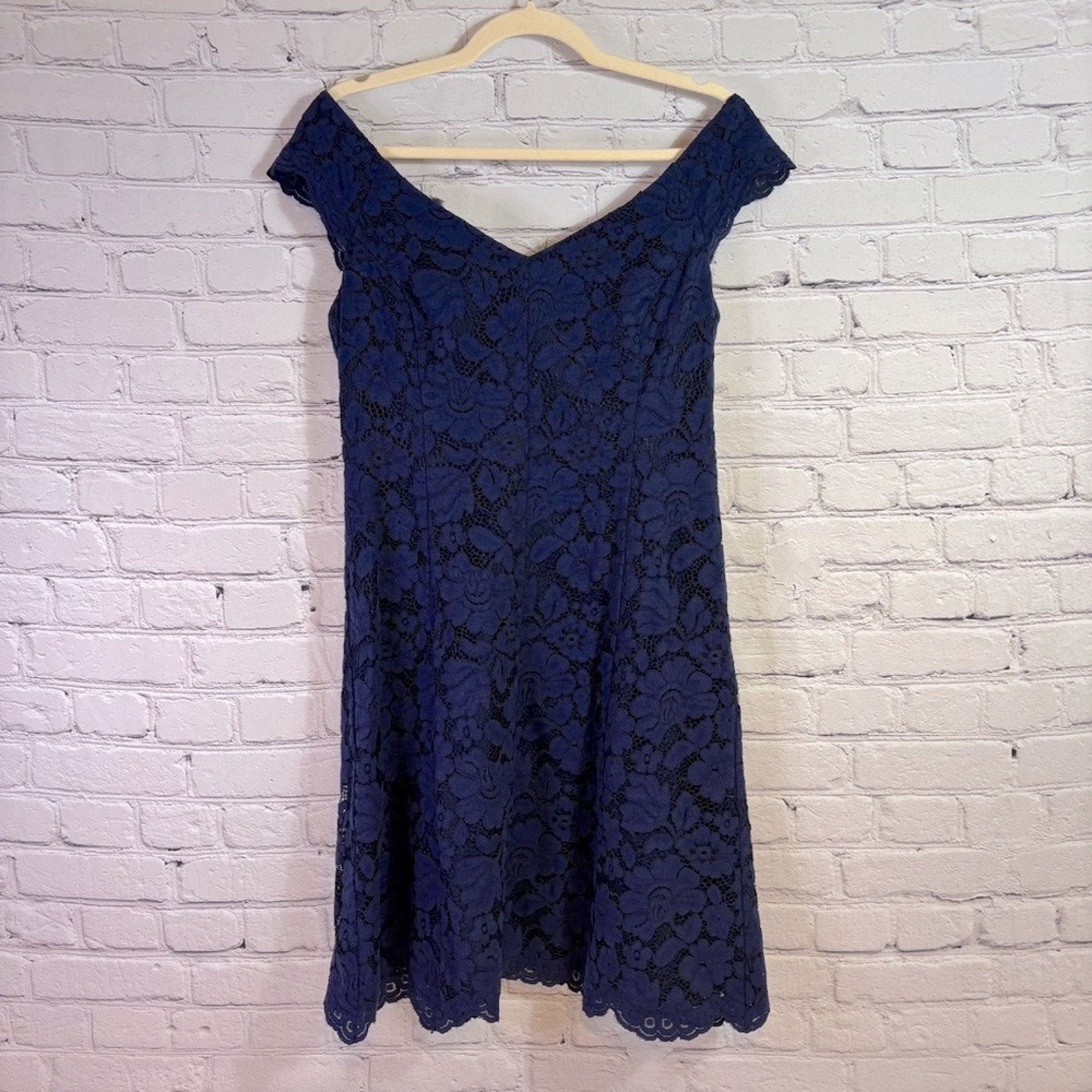 Vince Camuto Elegant Navy Lace Off-Shoulder Dress Size 10 AA0512