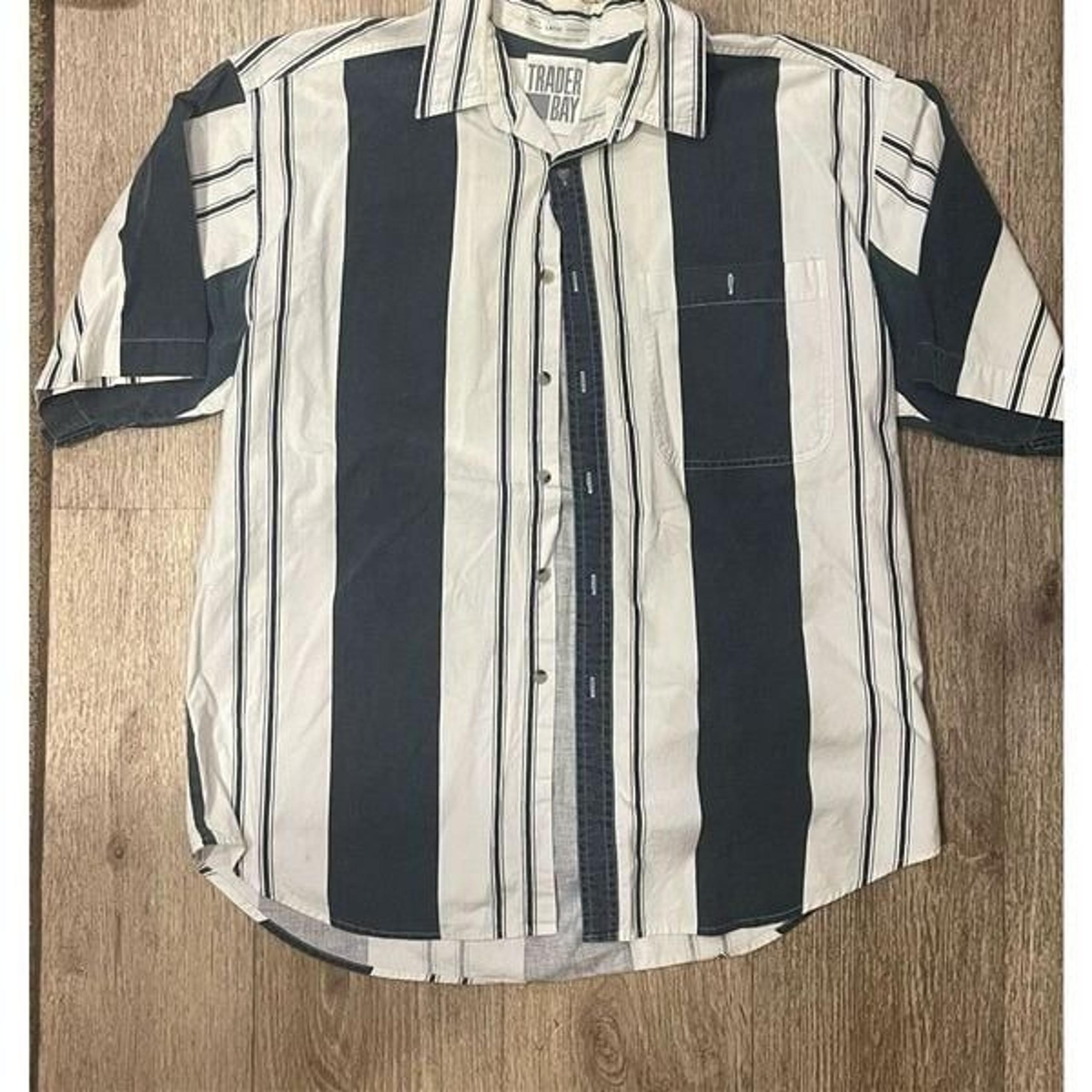 Trader Bay Men’s Short Sleeve Button Up Green and White Striped Large