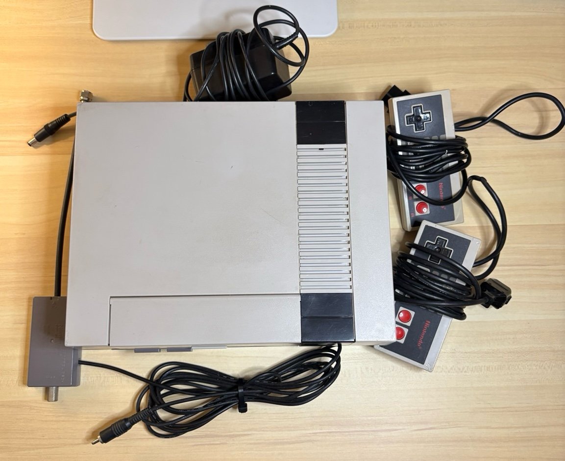 Nintendo NES Console w/ 2 Controllers + New 72 pin