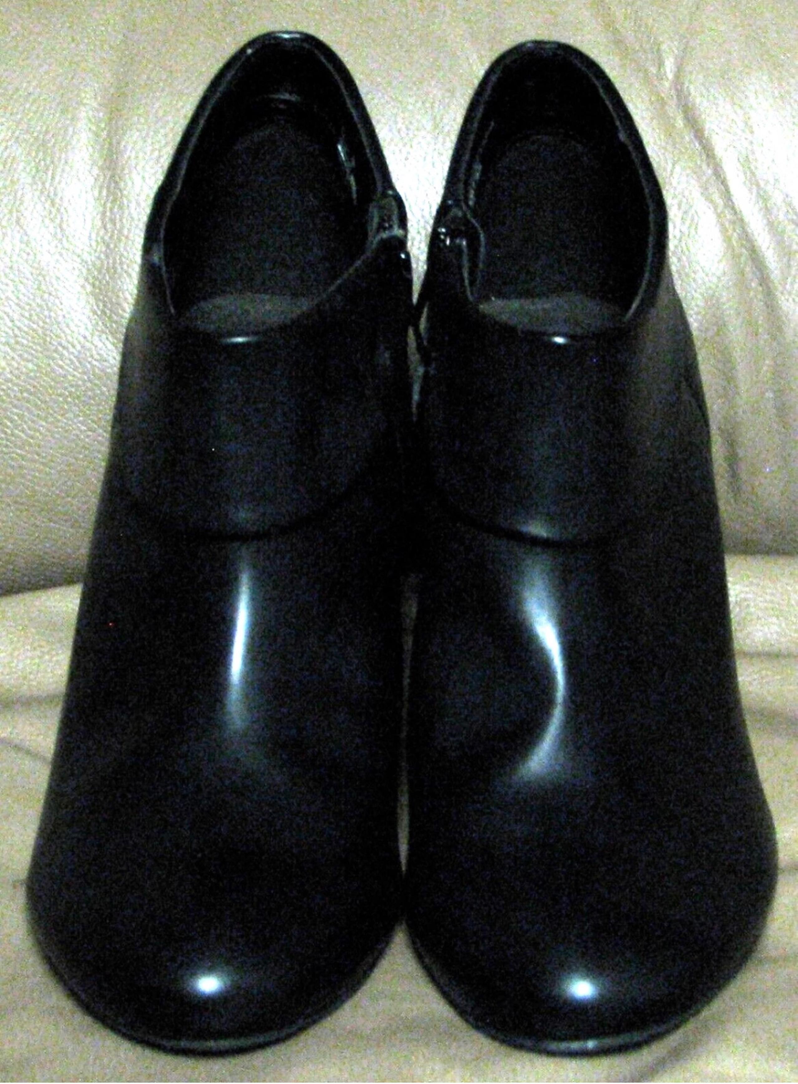 PRE-OWNED EAST 5th BLACK ANKLE BOOTS. SIZE 9M