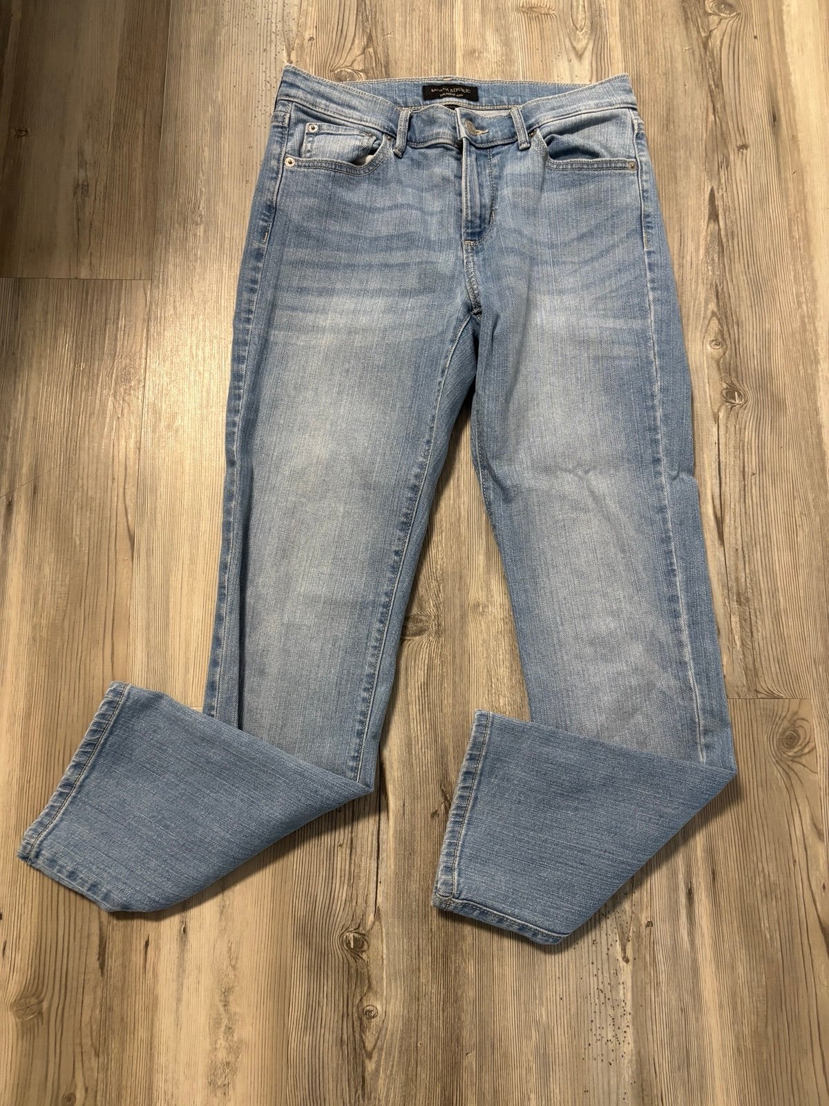 Banana Republic Girlfriend Jeans size 27/4 Petite 
Elevate your wardrobe with th