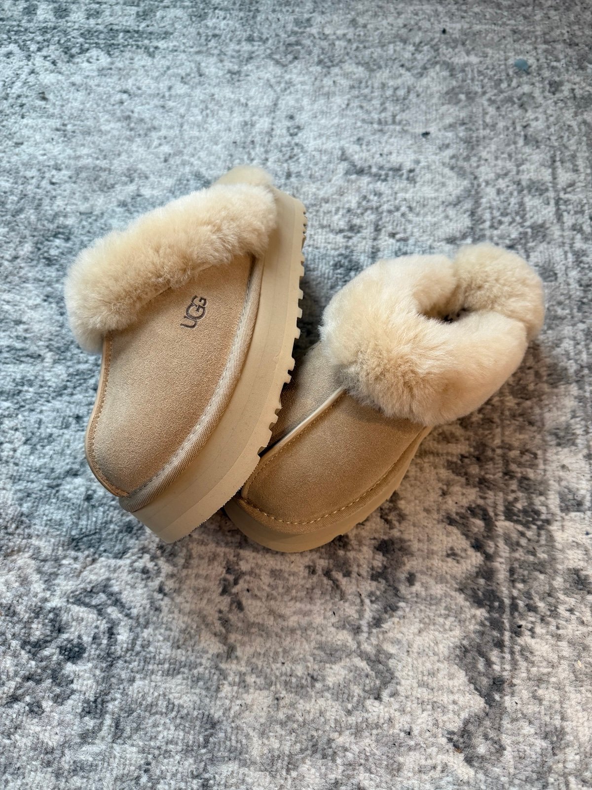 UGGs Women’s Disquette Sheepskin Borderline new